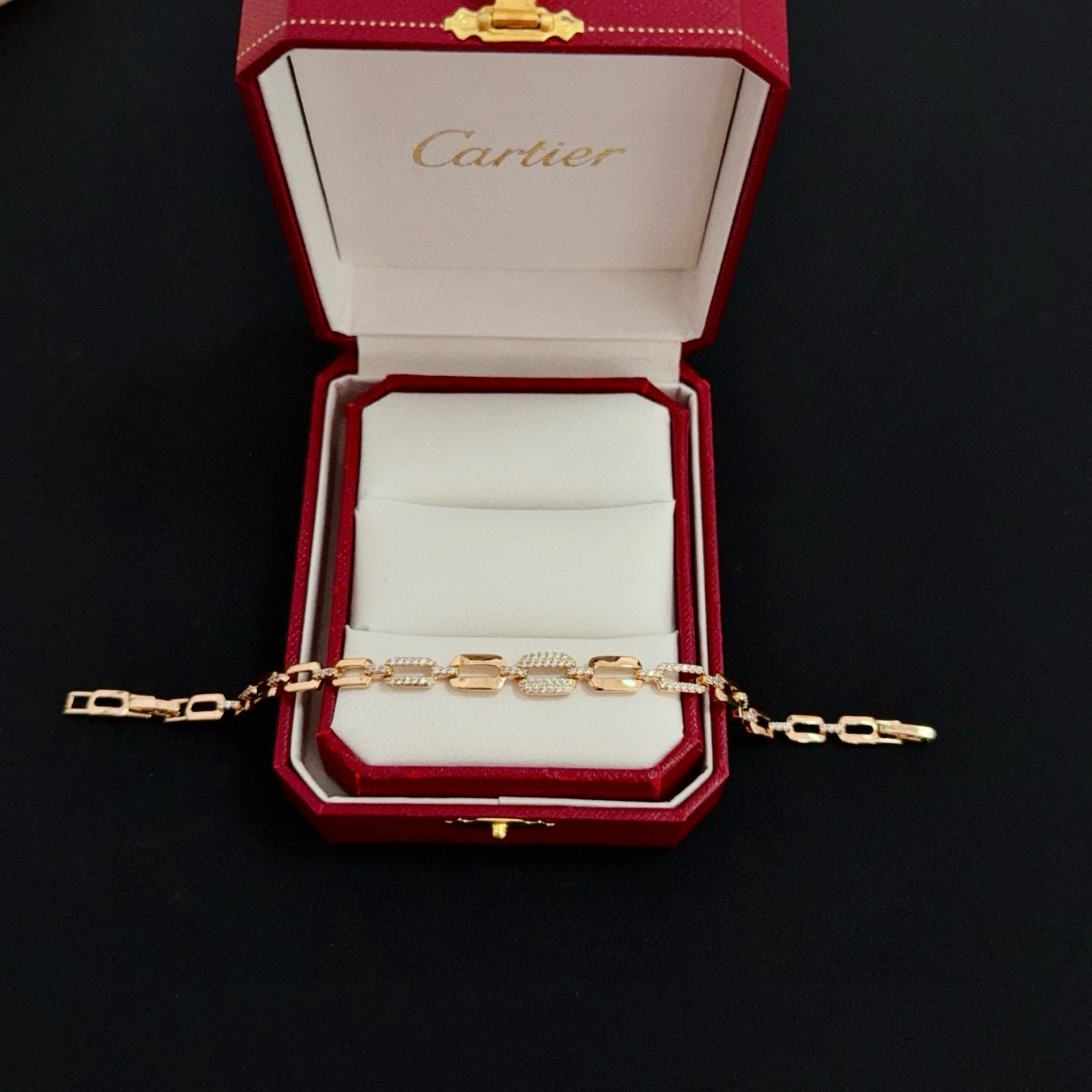 卡地亚镶钻手链 高端定制版本 镶嵌钻工艺 V金材质 经典而时尚风格 用凌厉线条重构爱情美学！打破常规，镶