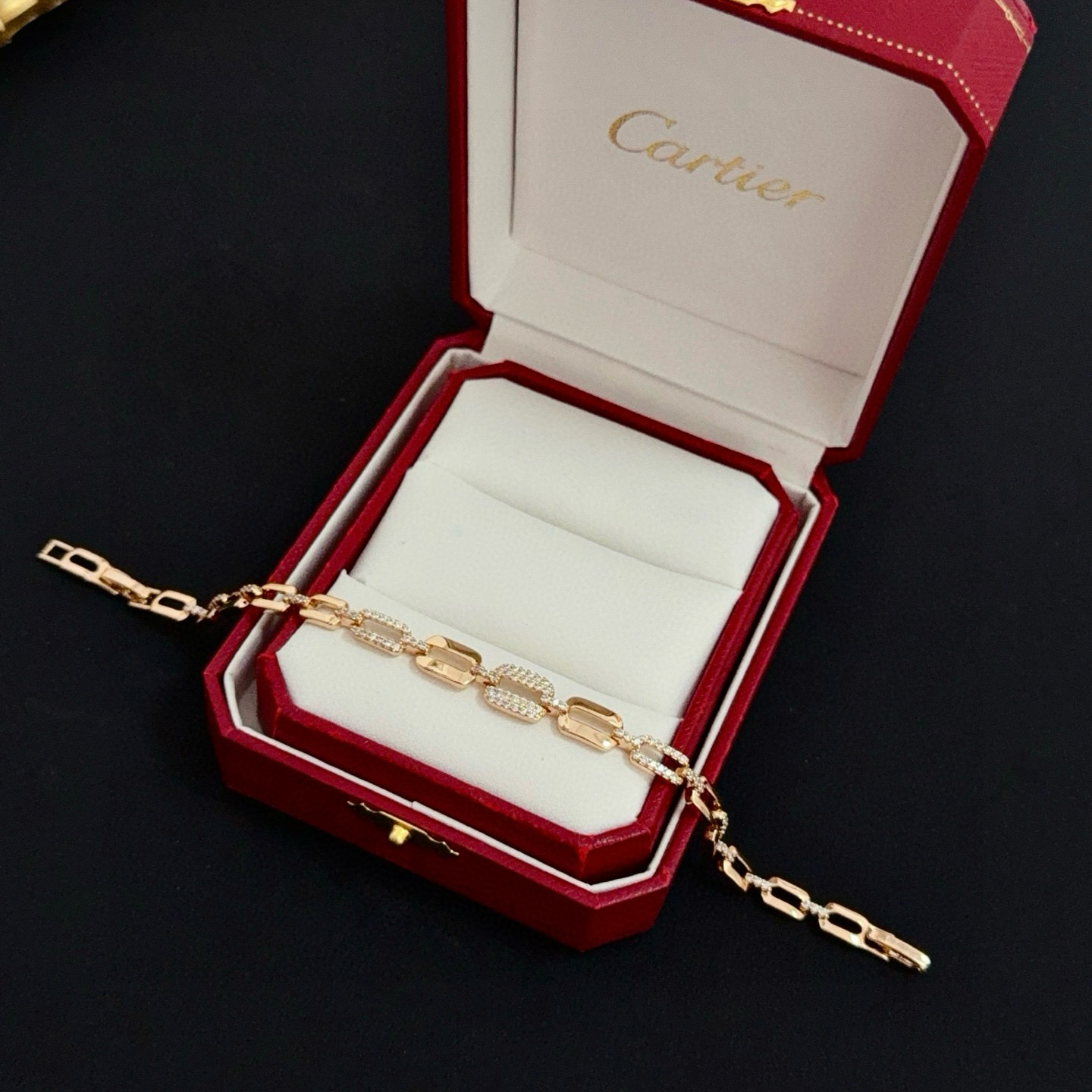 卡地亚镶钻手链 高端定制版本 镶嵌钻工艺 V金材质 经典而时尚风格 用凌厉线条重构爱情美学！打破常规，镶