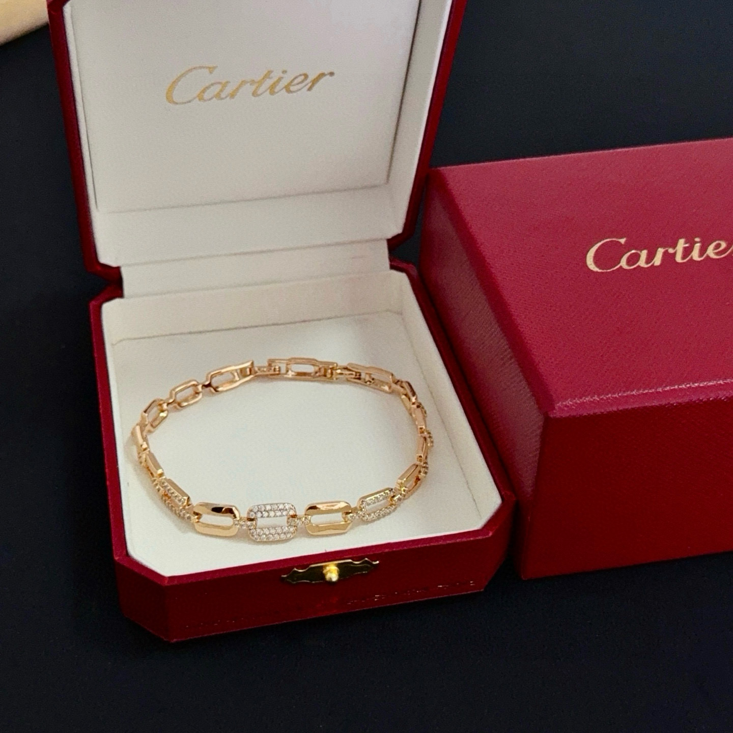 卡地亚镶钻手链 高端定制版本 镶嵌钻工艺 V金材质 经典而时尚风格 用凌厉线条重构爱情美学！打破常规，镶