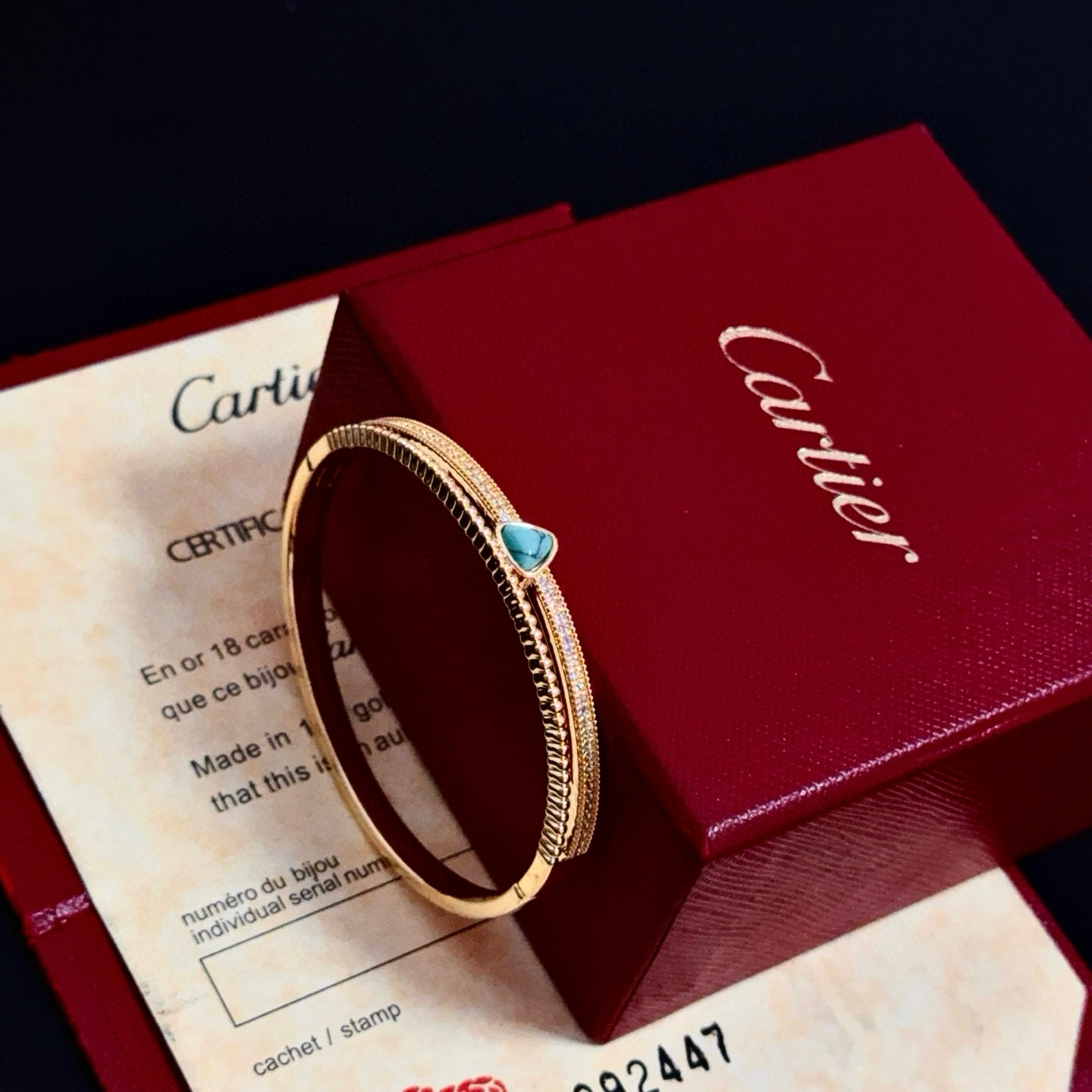卡地亚镶钻手镯 高端定制版本 镶嵌钻工艺 V金材质 经典而时尚风格 用凌厉线条重构爱情美学！打破常规，镶