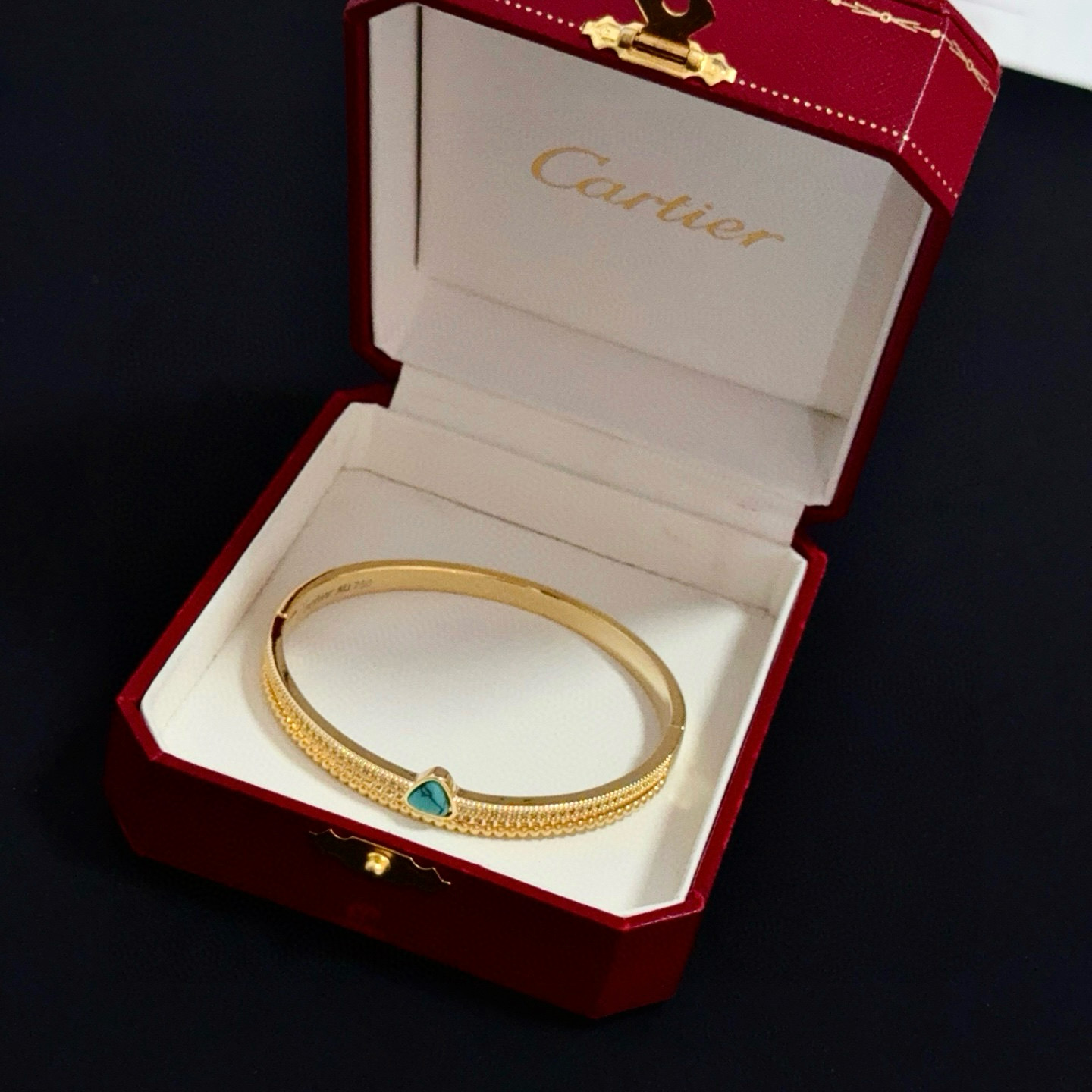 卡地亚镶钻手镯 高端定制版本 镶嵌钻工艺 V金材质 经典而时尚风格 用凌厉线条重构爱情美学！打破常规，镶