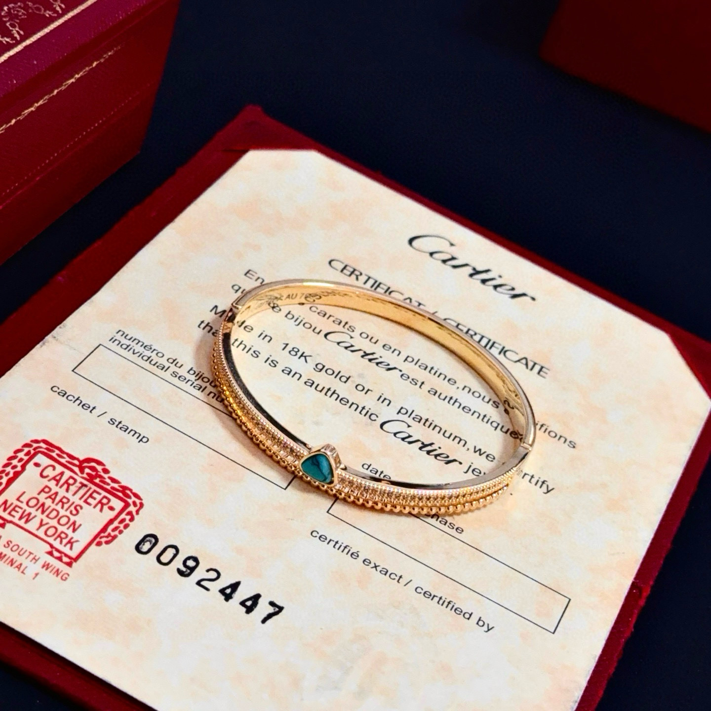 卡地亚镶钻手镯 高端定制版本 镶嵌钻工艺 V金材质 经典而时尚风格 用凌厉线条重构爱情美学！打破常规，镶