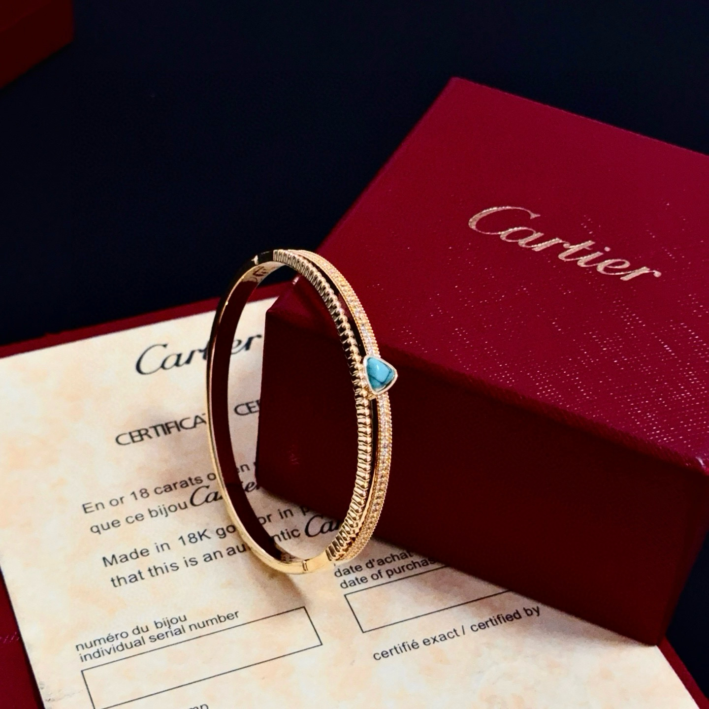 卡地亚镶钻手镯 高端定制版本 镶嵌钻工艺 V金材质 经典而时尚风格 用凌厉线条重构爱情美学！打破常规，镶