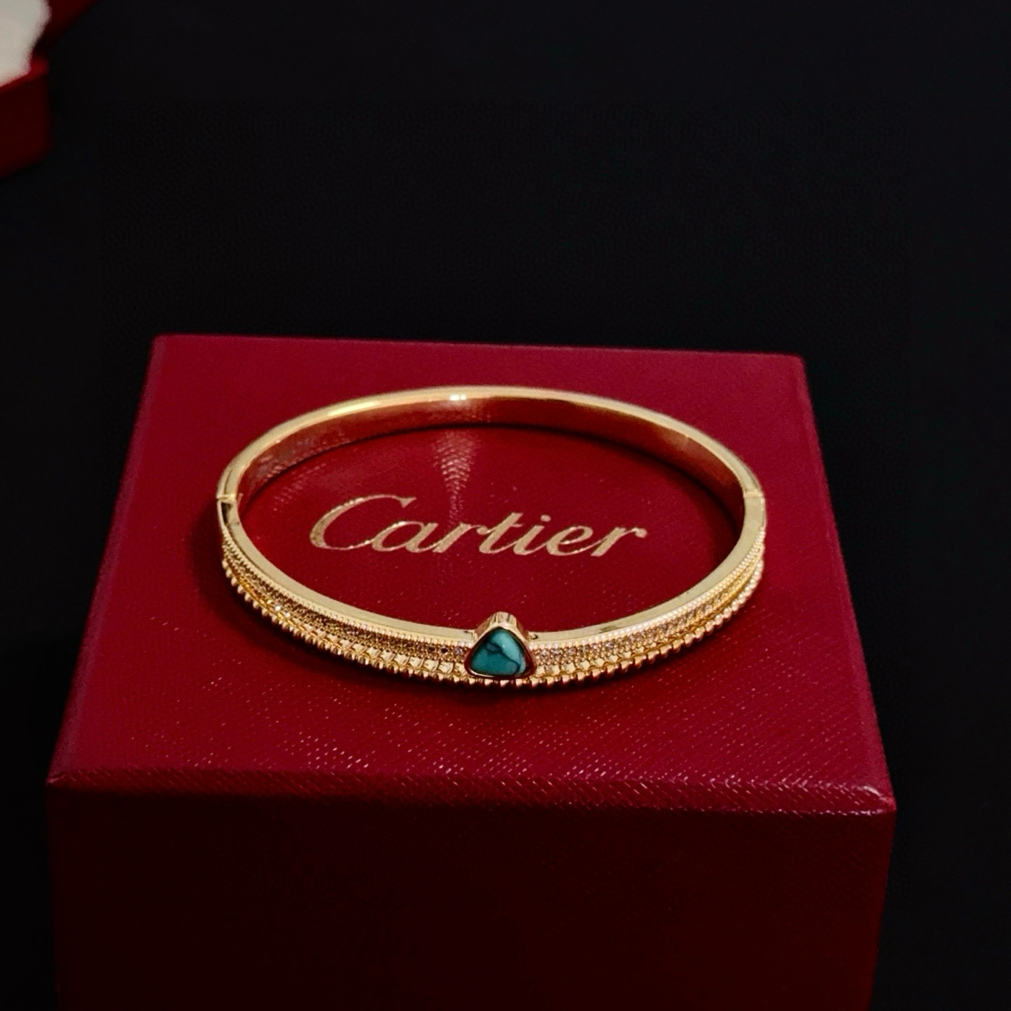 卡地亚镶钻手镯 高端定制版本 镶嵌钻工艺 V金材质 经典而时尚风格 用凌厉线条重构爱情美学！打破常规，镶