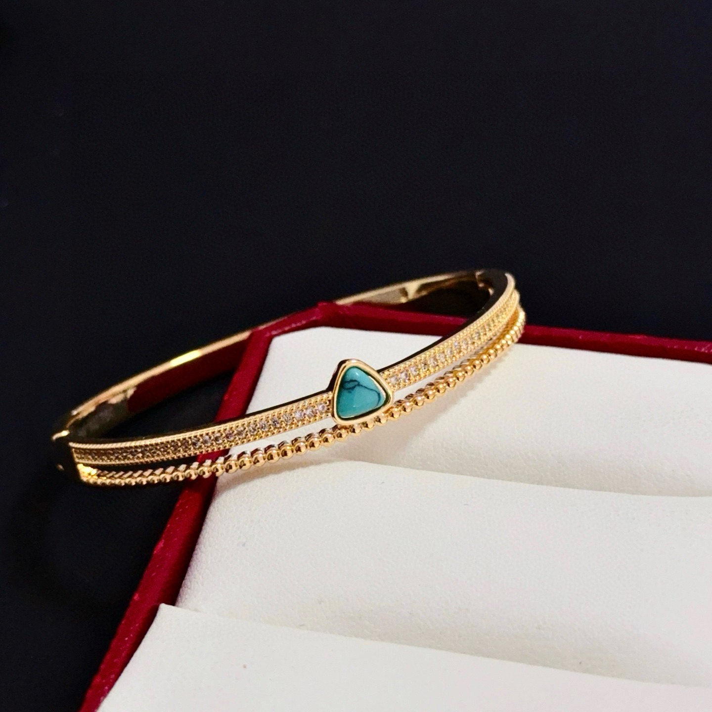 卡地亚镶钻手镯 高端定制版本 镶嵌钻工艺 V金材质 经典而时尚风格 用凌厉线条重构爱情美学！打破常规，镶