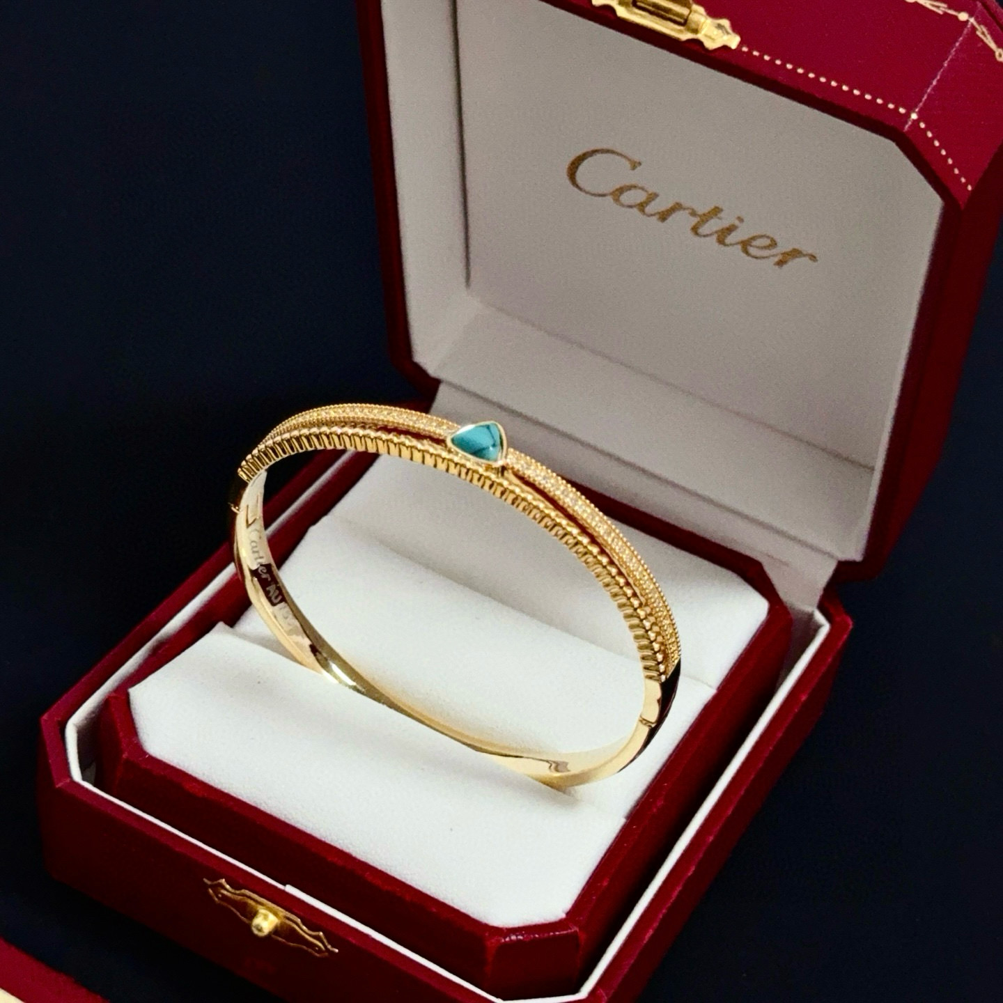 卡地亚镶钻手镯 高端定制版本 镶嵌钻工艺 V金材质 经典而时尚风格 用凌厉线条重构爱情美学！打破常规，镶