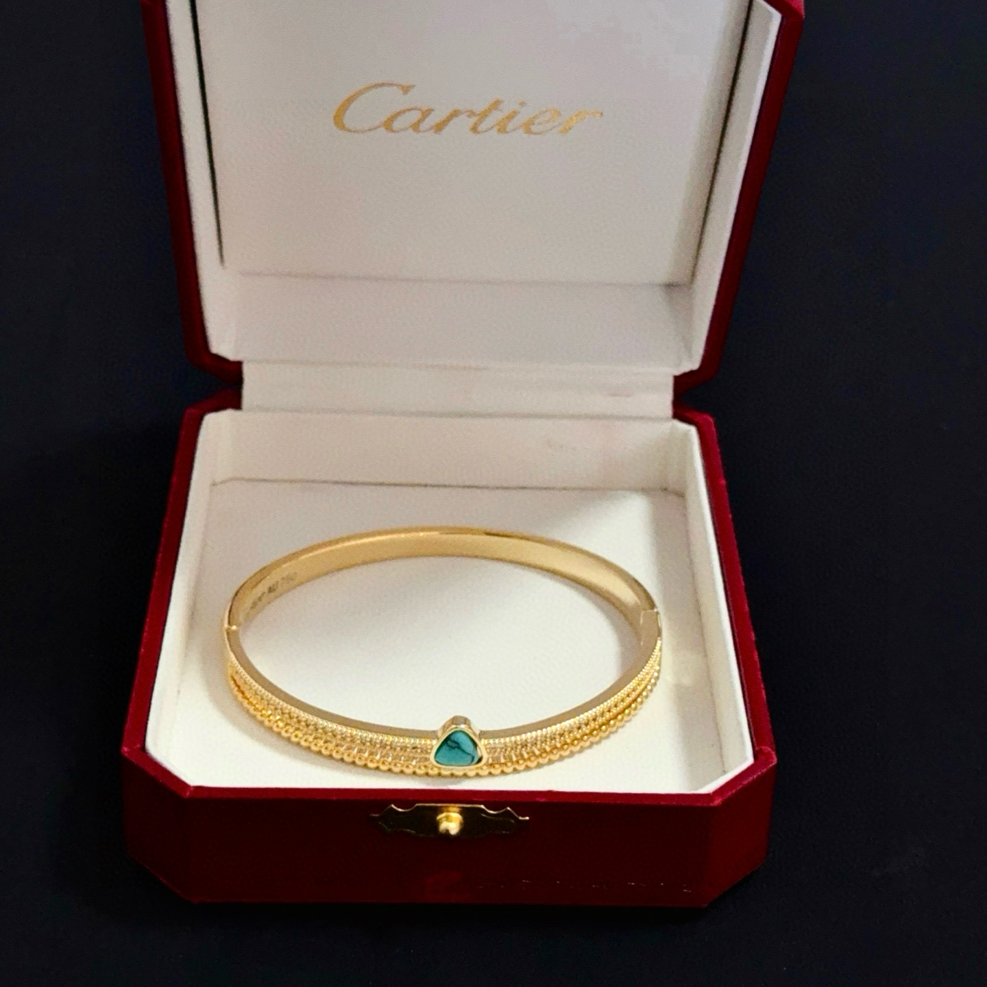 卡地亚镶钻手镯 高端定制版本 镶嵌钻工艺 V金材质 经典而时尚风格 用凌厉线条重构爱情美学！打破常规，镶