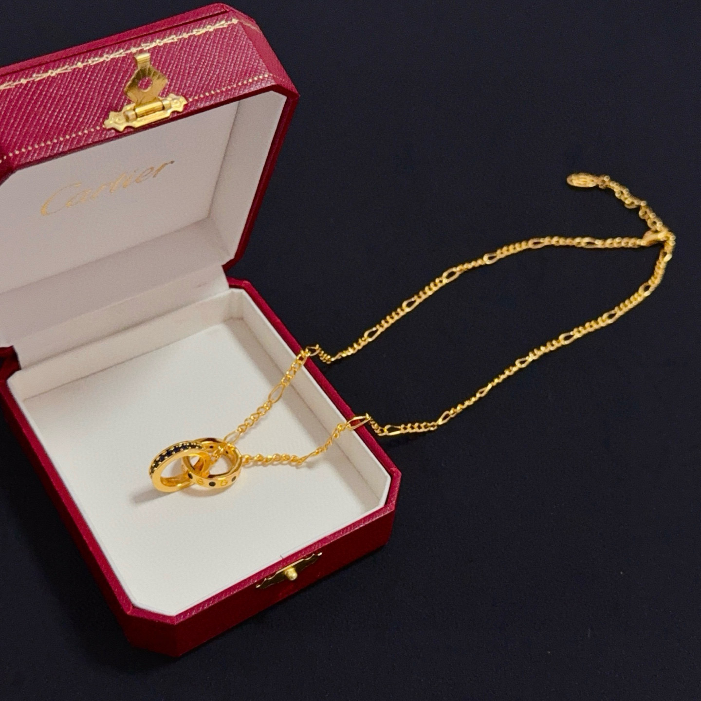 卡地亚镶钻项链 高端定制版本 镶嵌钻工艺 V金材质 经典而时尚风格 用凌厉线条重构爱情美学！打破常规，镶