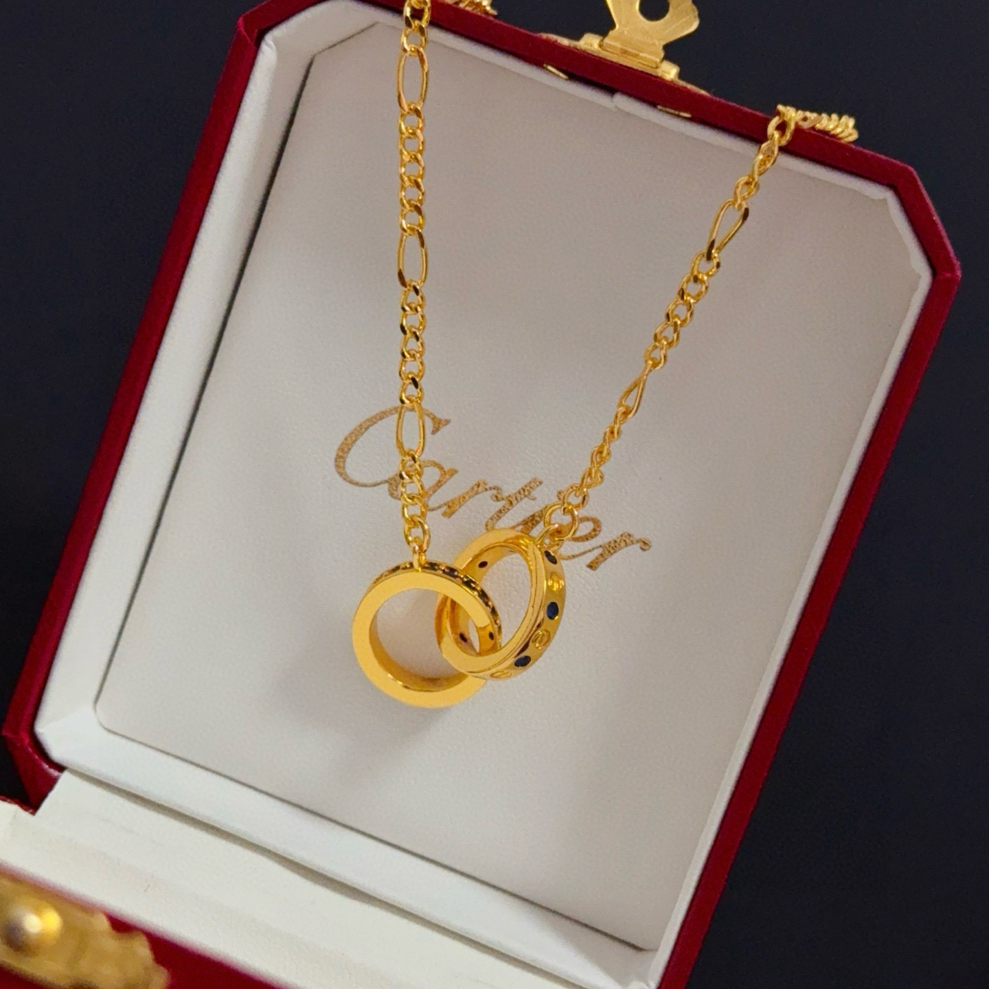 卡地亚镶钻项链 高端定制版本 镶嵌钻工艺 V金材质 经典而时尚风格 用凌厉线条重构爱情美学！打破常规，镶