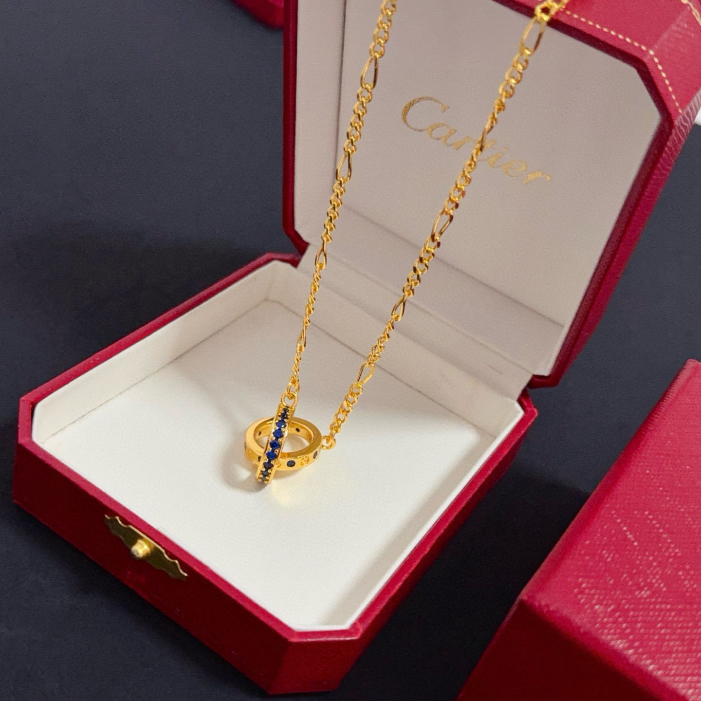 卡地亚镶钻项链 高端定制版本 镶嵌钻工艺 V金材质 经典而时尚风格 用凌厉线条重构爱情美学！打破常规，镶