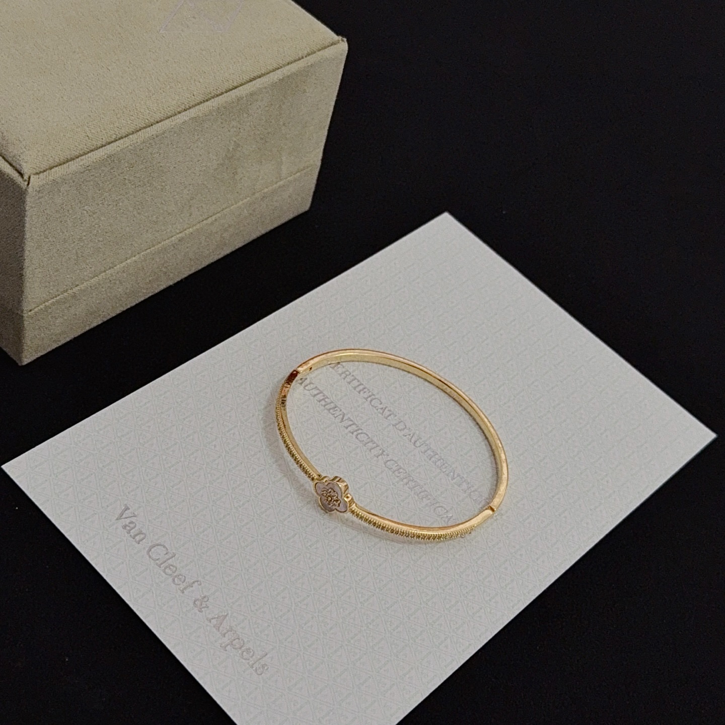 〔精工原版〕VCA四叶草🍀梵克雅宝手链手镯 V金等级 经典之作 官网同款 时尚潮流 采用多层次金属雕刻设