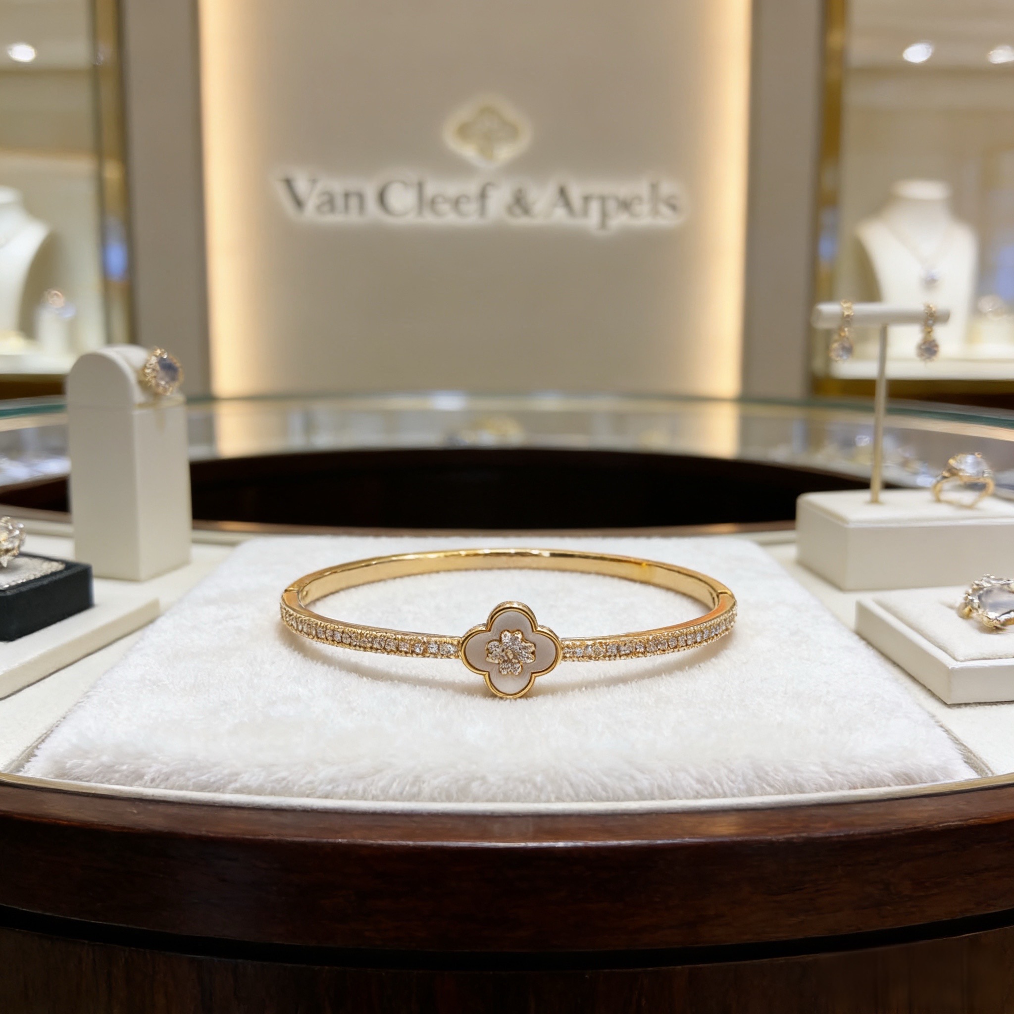 〔精工原版〕VCA四叶草🍀梵克雅宝手链手镯 V金等级 经典之作 官网同款 时尚潮流 采用多层次金属雕刻设