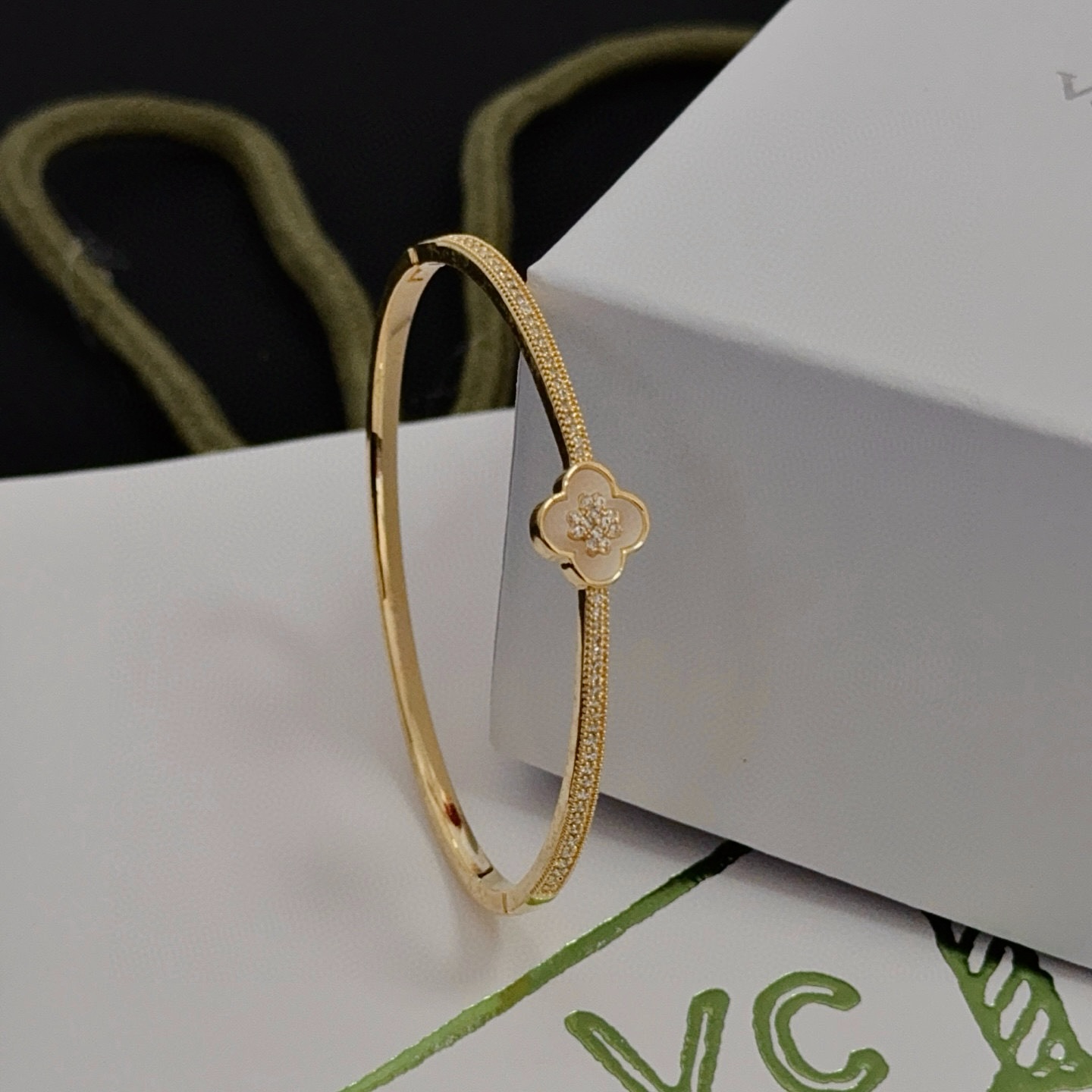 〔精工原版〕VCA四叶草🍀梵克雅宝手链手镯 V金等级 经典之作 官网同款 时尚潮流 采用多层次金属雕刻设