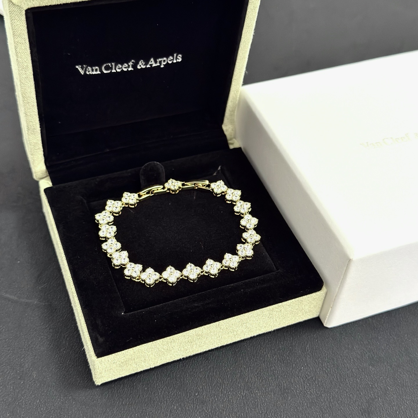 〔精工原版〕圣诞🎄爆款 VCA四叶草🍀梵克雅宝手链 V金等级 经典之作 官网同款 时尚潮流 采用多层次金