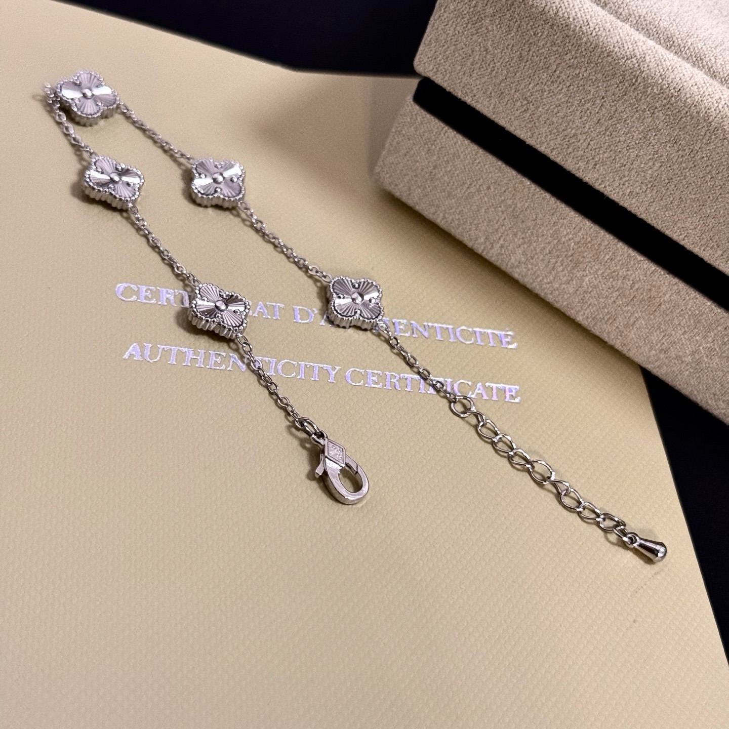 〔精工原版〕爆款 VCA四叶草🍀梵克雅宝手链 V金等级 经典之作 官网同款 时尚潮流 采用多层次金属雕刻