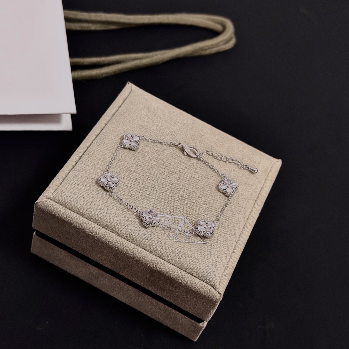 〔精工原版〕爆款 VCA四叶草🍀梵克雅宝手链 V金等级 经典之作 官网同款 时尚潮流 采用多层次金属雕刻