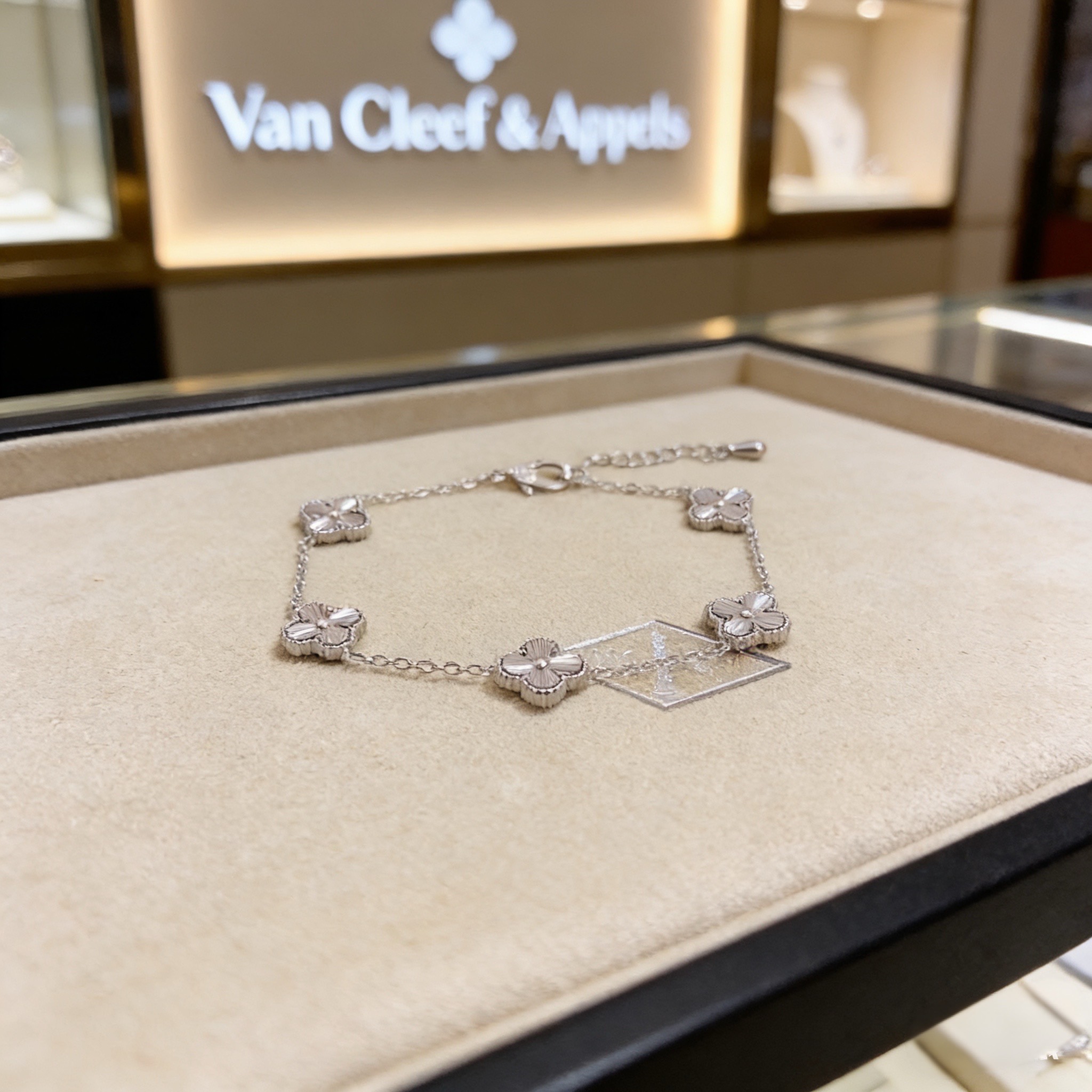 〔精工原版〕爆款 VCA四叶草🍀梵克雅宝手链 V金等级 经典之作 官网同款 时尚潮流 采用多层次金属雕刻