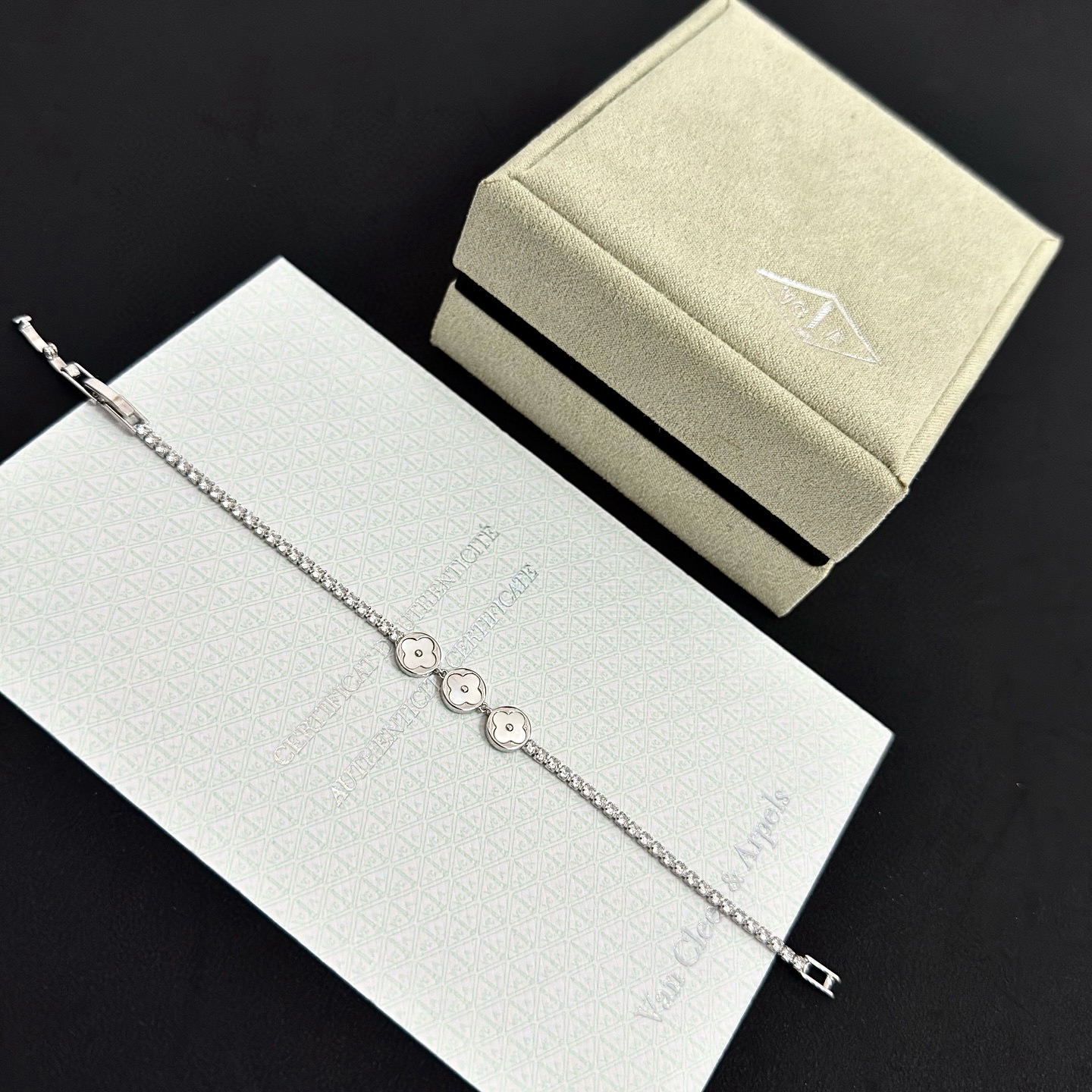 〔精工原版〕圣诞🎄爆款 VCA四叶草🍀梵克雅宝手链 V金等级 经典之作 官网同款 时尚潮流 采用多层次金