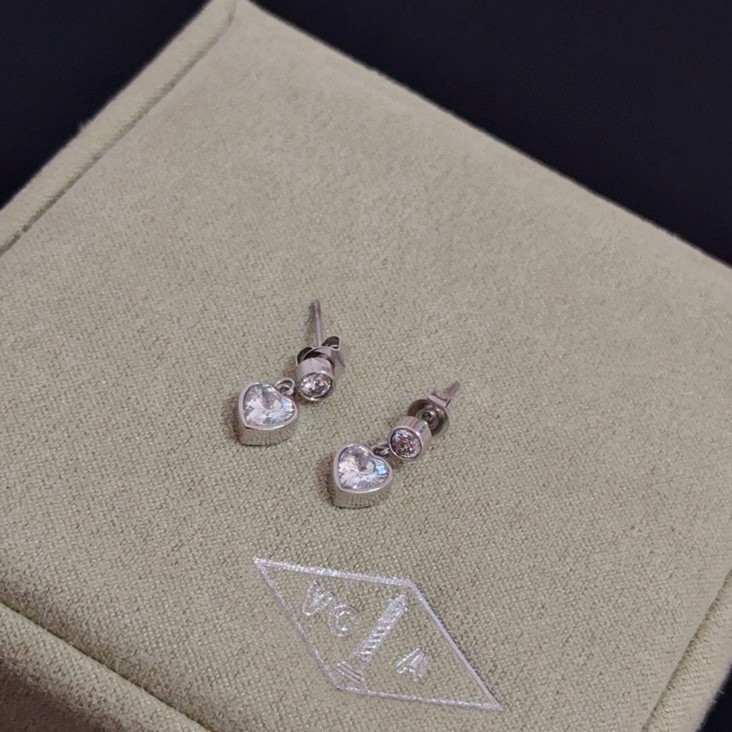 Pendientes Van Cleef Arpels con forma de corazón y diamantes, pendientes de metal en oro blanco plateado con piedras de diamantes facetadas transparentes, longitud de caída de 1,2 cm