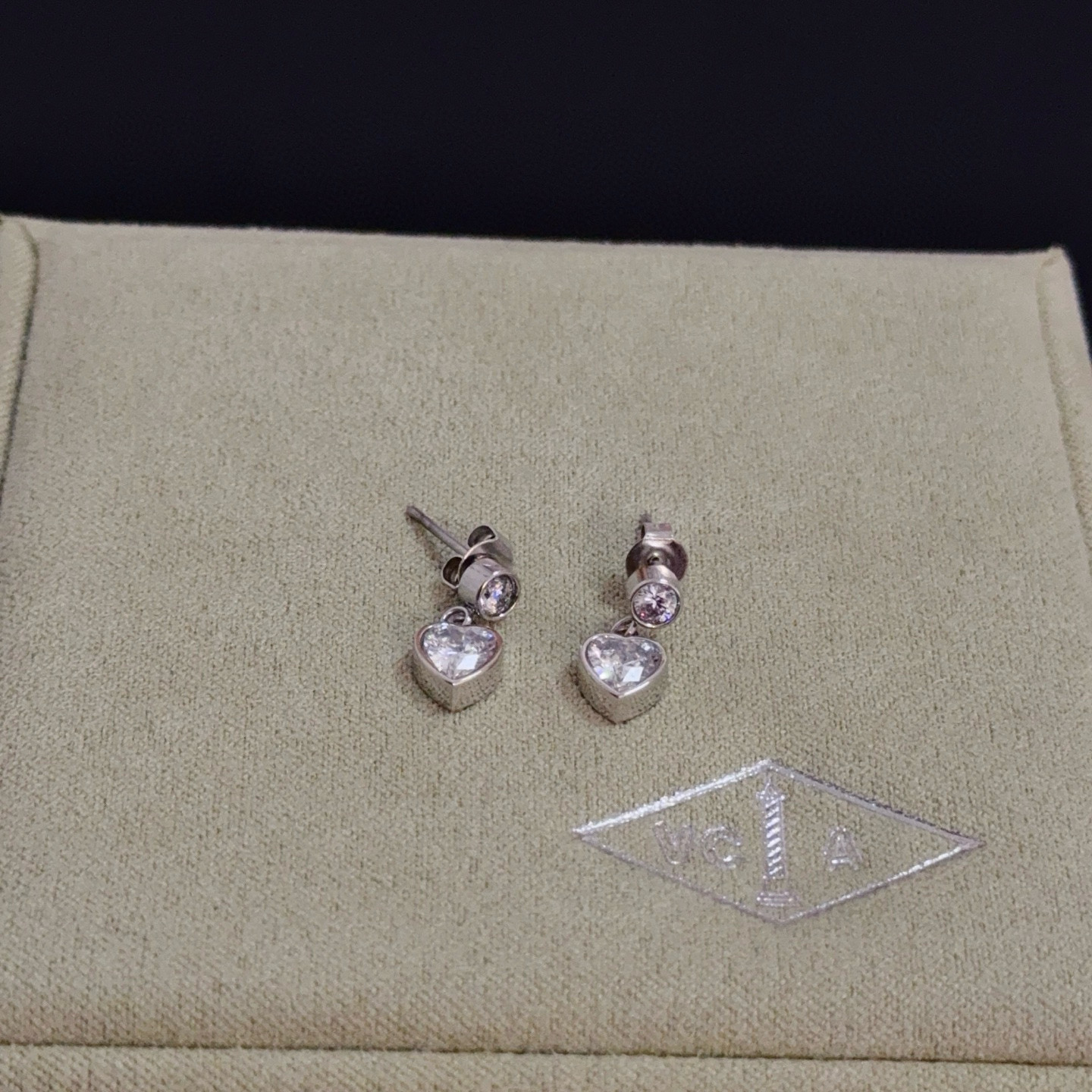 Pendientes Van Cleef Arpels con forma de corazón y diamantes, pendientes de metal en oro blanco plateado con piedras de diamantes facetadas transparentes, longitud de caída de 1,2 cm