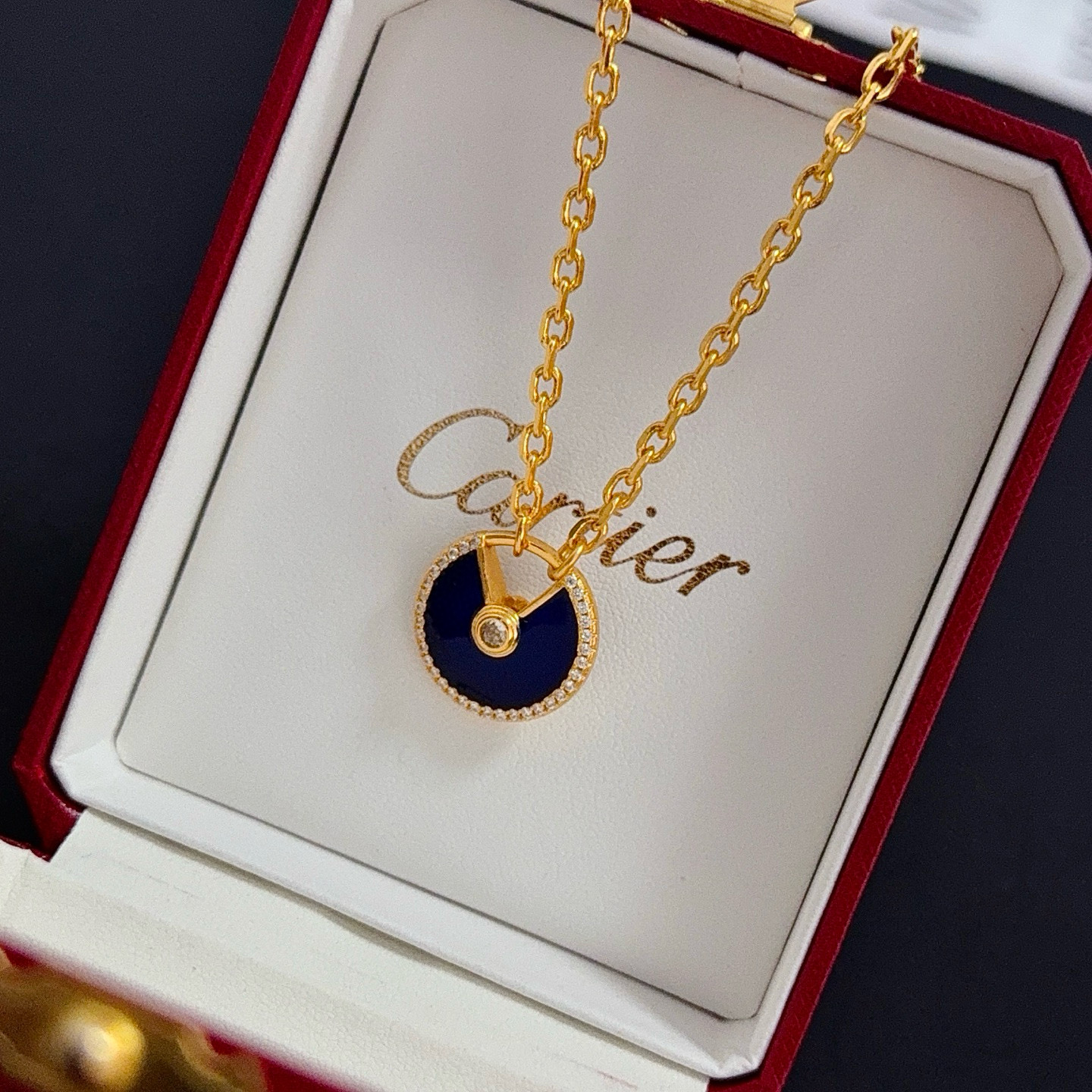 卡地亚镶钻项链 高端定制版本 镶嵌钻工艺 V金材质 经典而时尚风格 用凌厉线条重构爱情美学！打破常规，镶