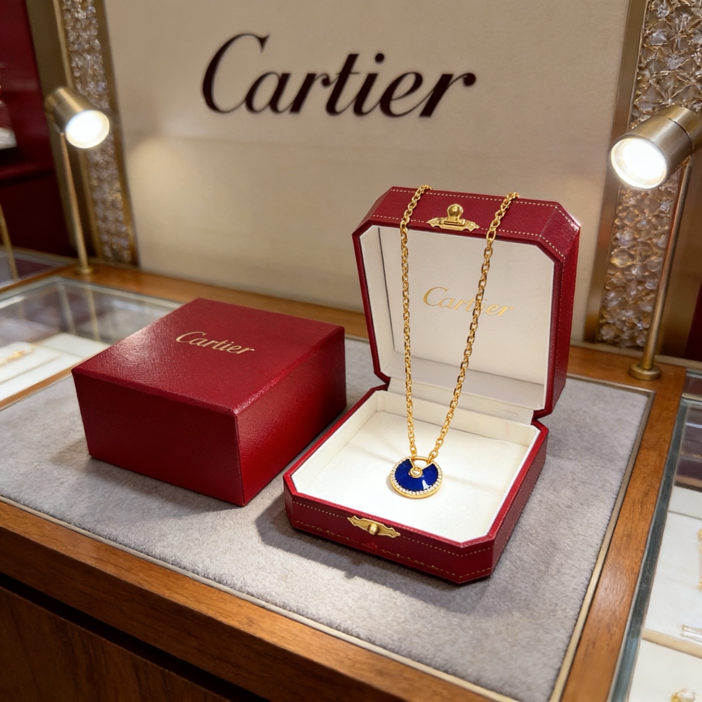 卡地亚镶钻项链 高端定制版本 镶嵌钻工艺 V金材质 经典而时尚风格 用凌厉线条重构爱情美学！打破常规，镶