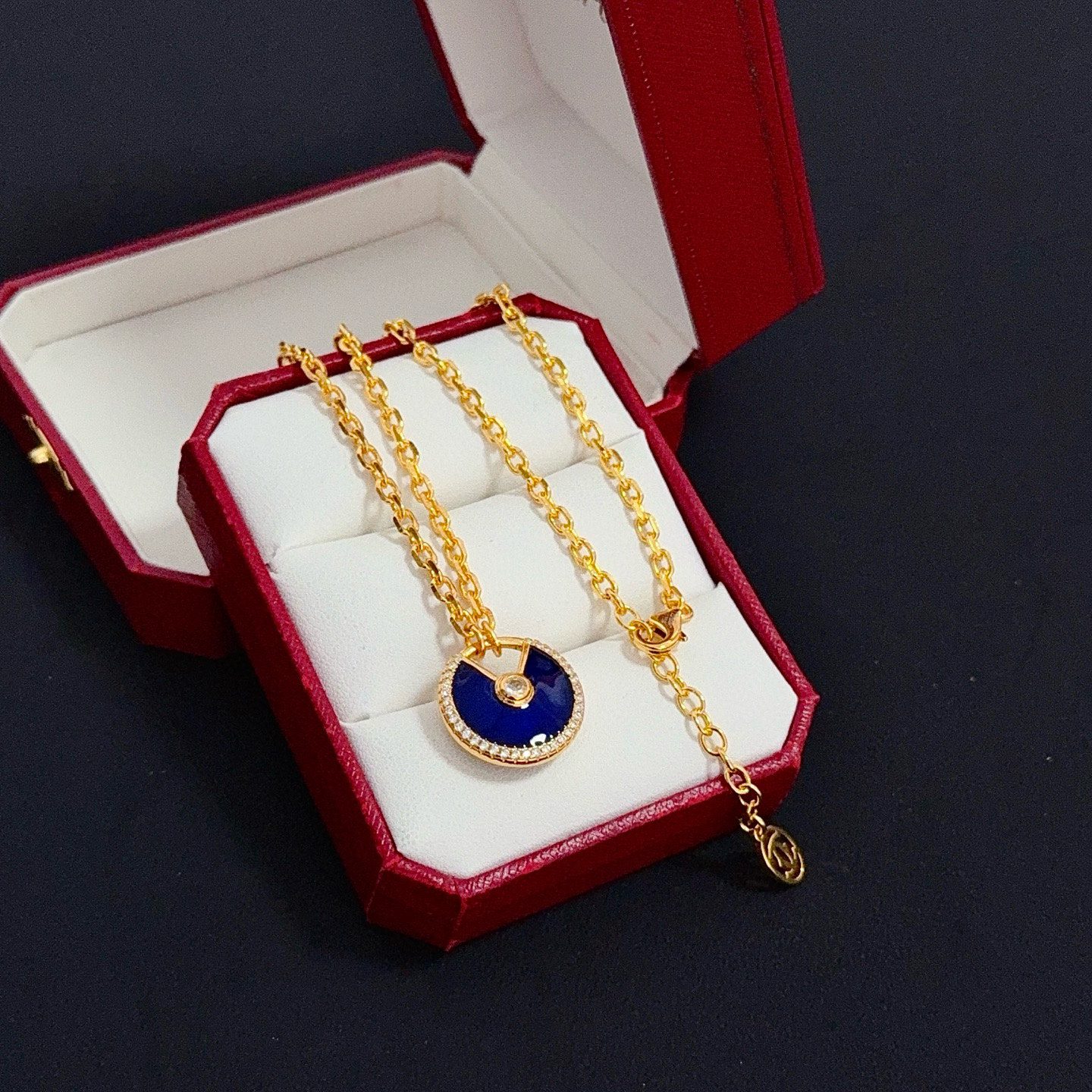 卡地亚镶钻项链 高端定制版本 镶嵌钻工艺 V金材质 经典而时尚风格 用凌厉线条重构爱情美学！打破常规，镶