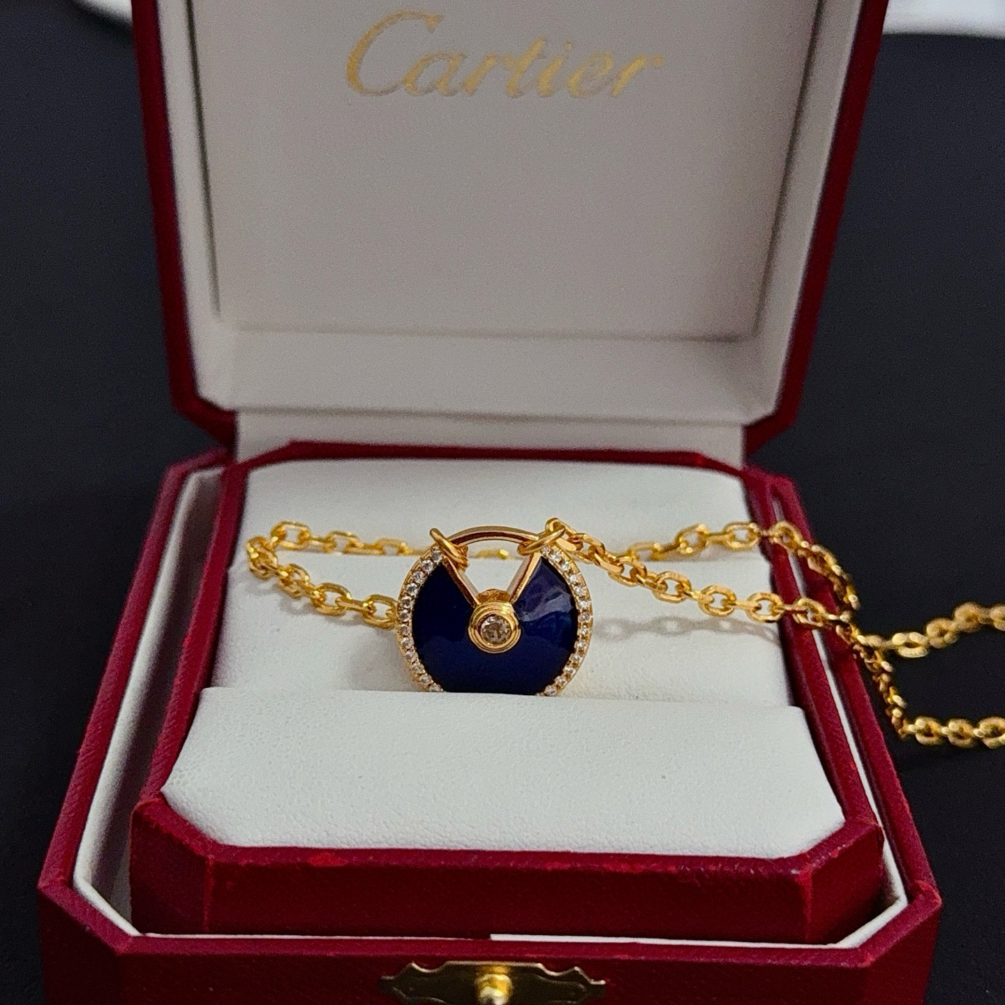 卡地亚镶钻项链 高端定制版本 镶嵌钻工艺 V金材质 经典而时尚风格 用凌厉线条重构爱情美学！打破常规，镶