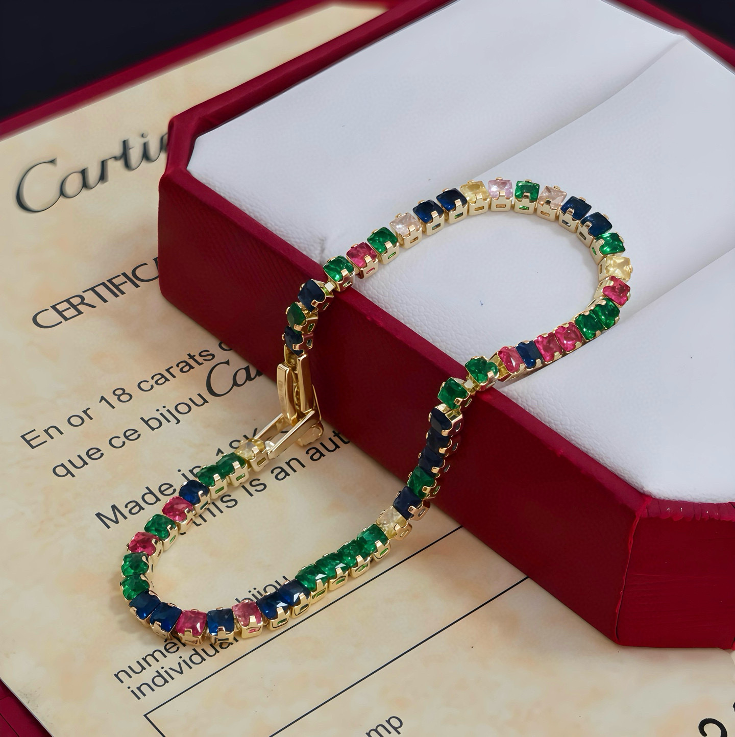 卡地亚彩钻手链 高端定制版本 镶嵌钻工艺 V金材质 经典而时尚风格 用凌厉线条重构爱情美学！打破常规，镶