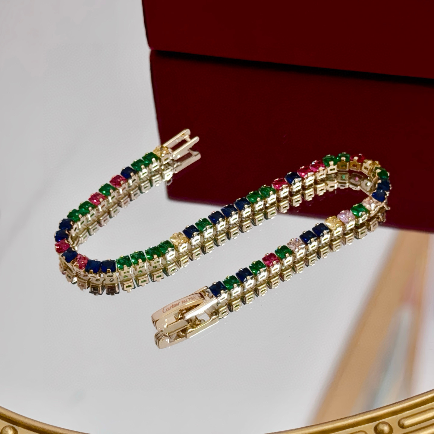 卡地亚彩钻手链 高端定制版本 镶嵌钻工艺 V金材质 经典而时尚风格 用凌厉线条重构爱情美学！打破常规，镶