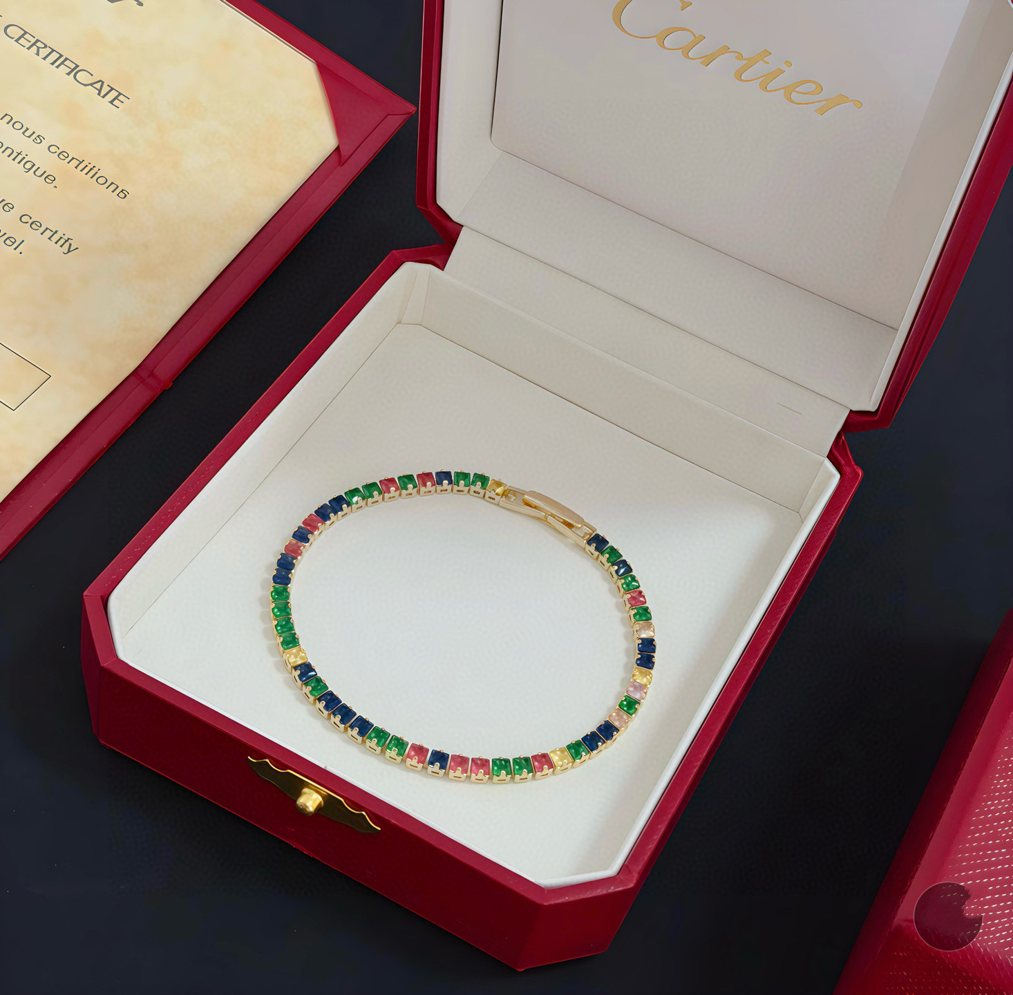 卡地亚彩钻手链 高端定制版本 镶嵌钻工艺 V金材质 经典而时尚风格 用凌厉线条重构爱情美学！打破常规，镶