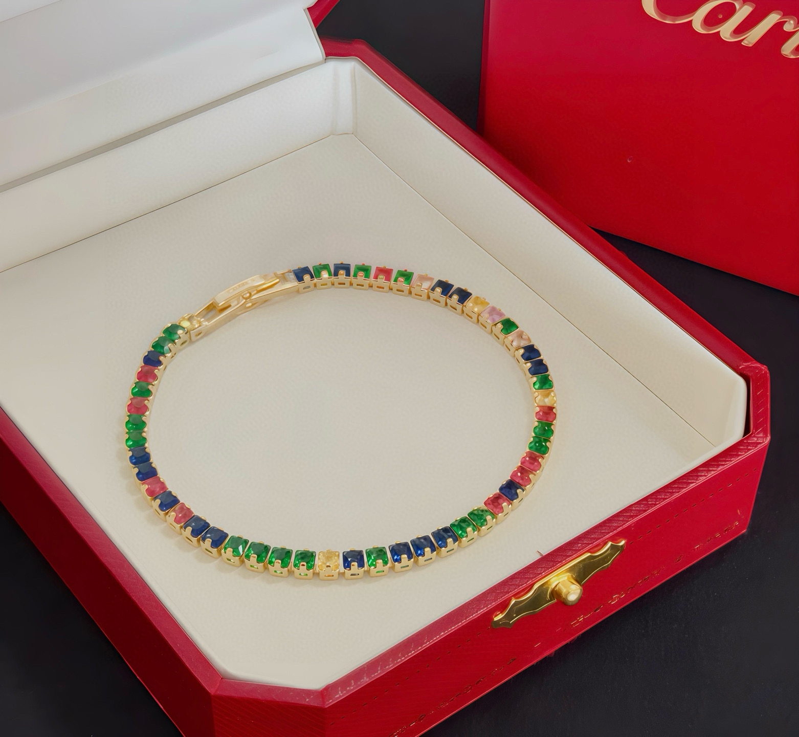 卡地亚彩钻手链 高端定制版本 镶嵌钻工艺 V金材质 经典而时尚风格 用凌厉线条重构爱情美学！打破常规，镶