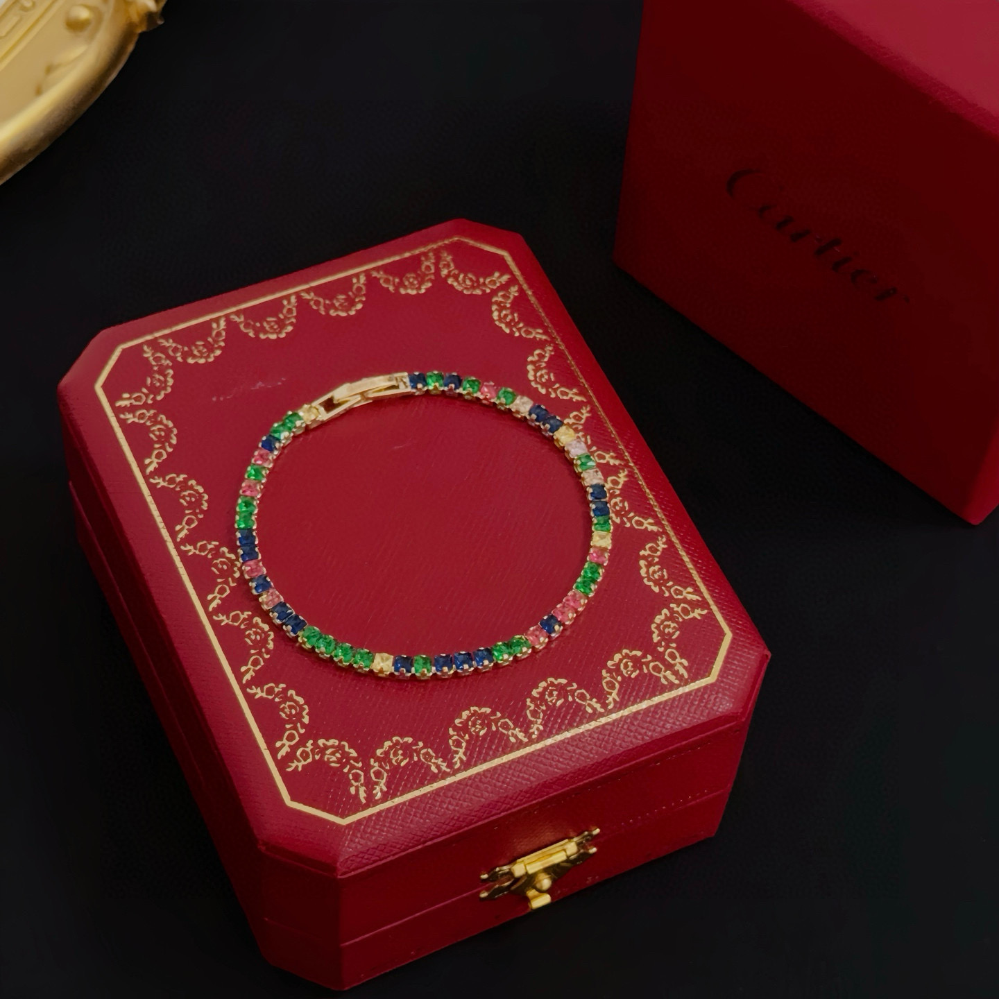 卡地亚彩钻手链 高端定制版本 镶嵌钻工艺 V金材质 经典而时尚风格 用凌厉线条重构爱情美学！打破常规，镶