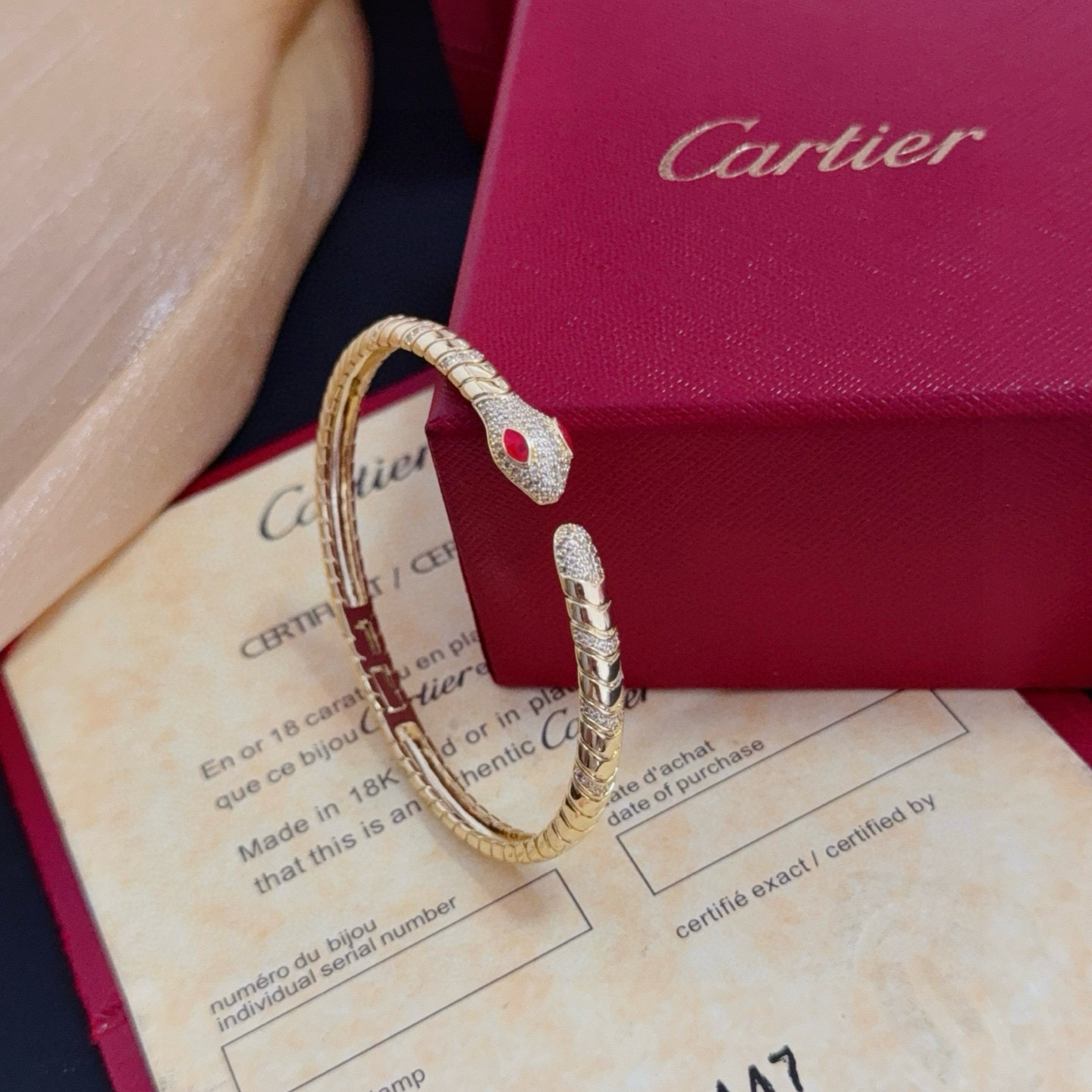 卡地亚镶钻手镯 高端定制版本 镶嵌钻工艺 V金材质 经典而时尚风格 用凌厉线条重构爱情美学！打破常规，镶