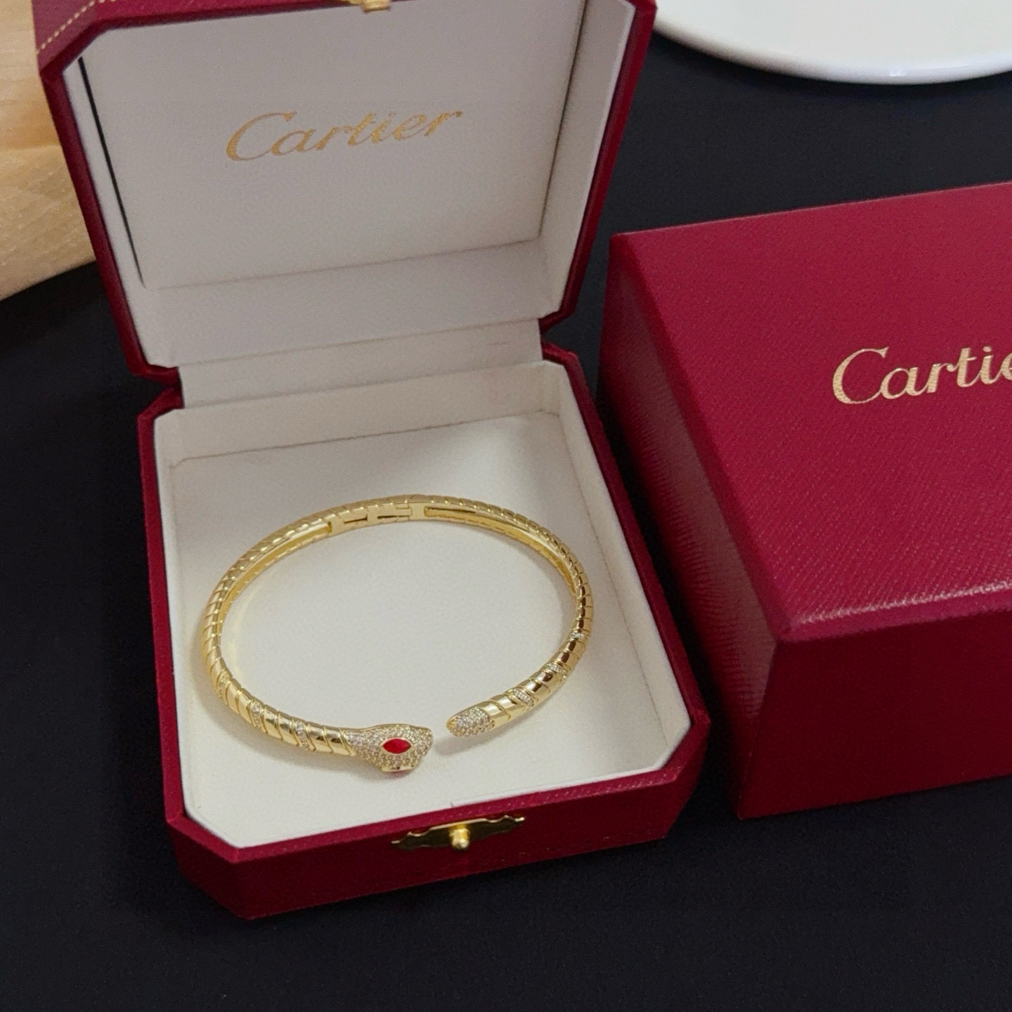 卡地亚镶钻手镯 高端定制版本 镶嵌钻工艺 V金材质 经典而时尚风格 用凌厉线条重构爱情美学！打破常规，镶