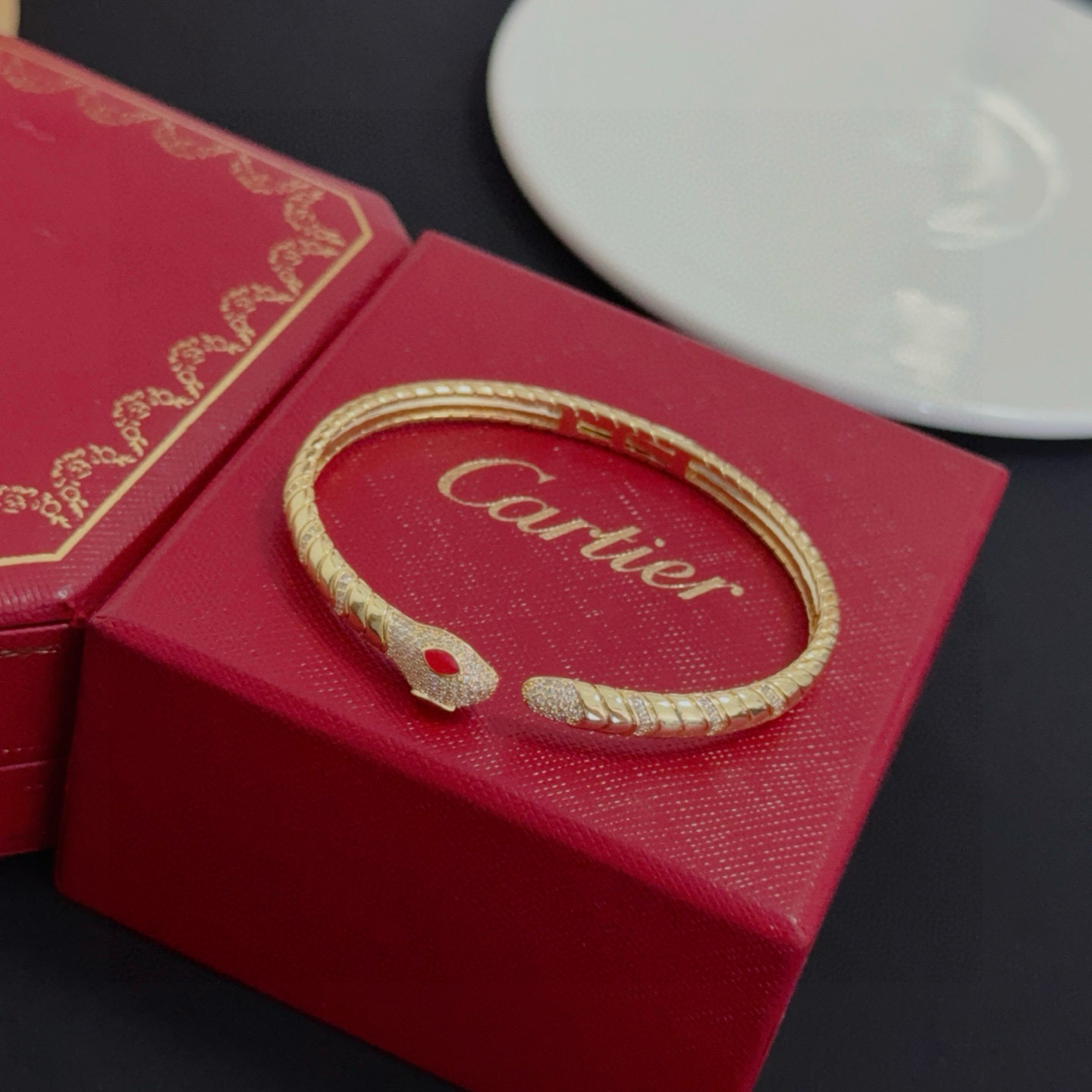 卡地亚镶钻手镯 高端定制版本 镶嵌钻工艺 V金材质 经典而时尚风格 用凌厉线条重构爱情美学！打破常规，镶