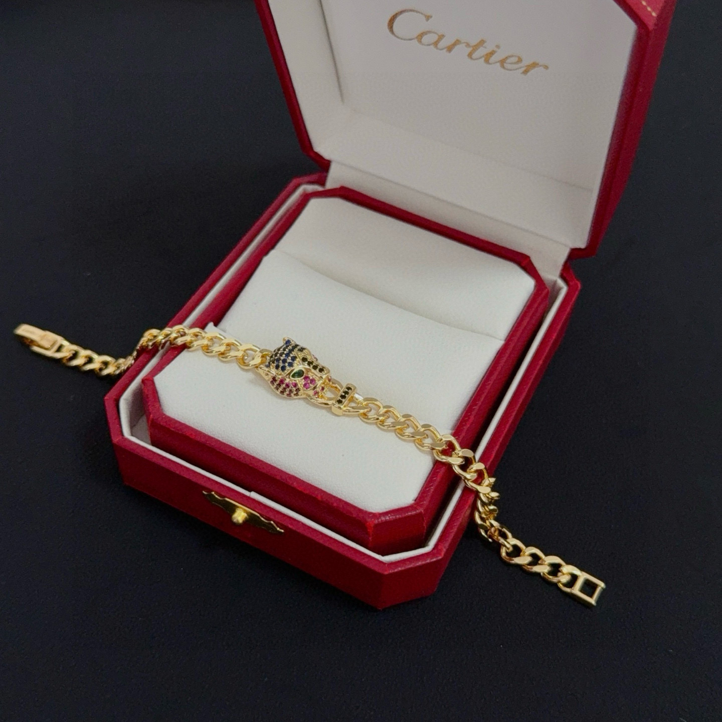 卡地亚镶钻猎豹手链 高端定制版本 镶嵌钻工艺 V金材质 经典而时尚风格 用凌厉线条重构爱情美学！打破常规