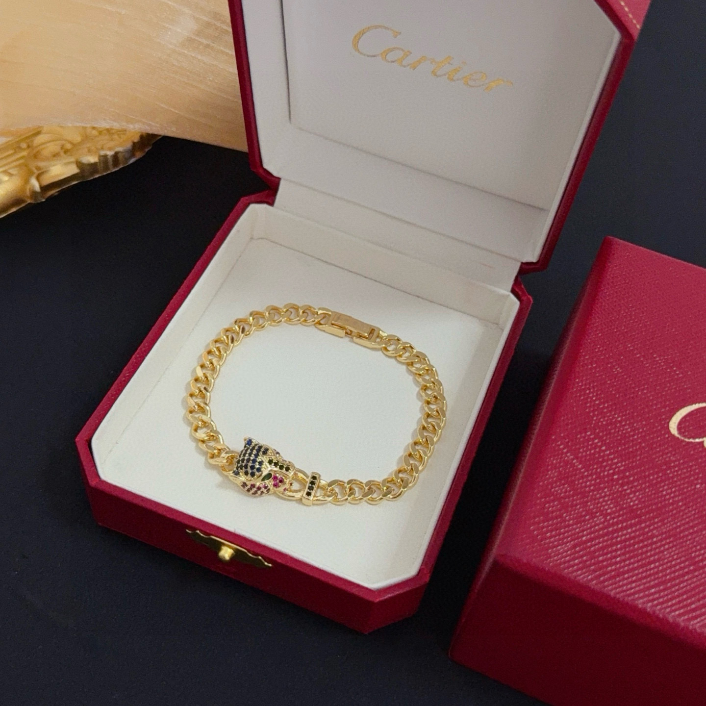 卡地亚镶钻猎豹手链 高端定制版本 镶嵌钻工艺 V金材质 经典而时尚风格 用凌厉线条重构爱情美学！打破常规