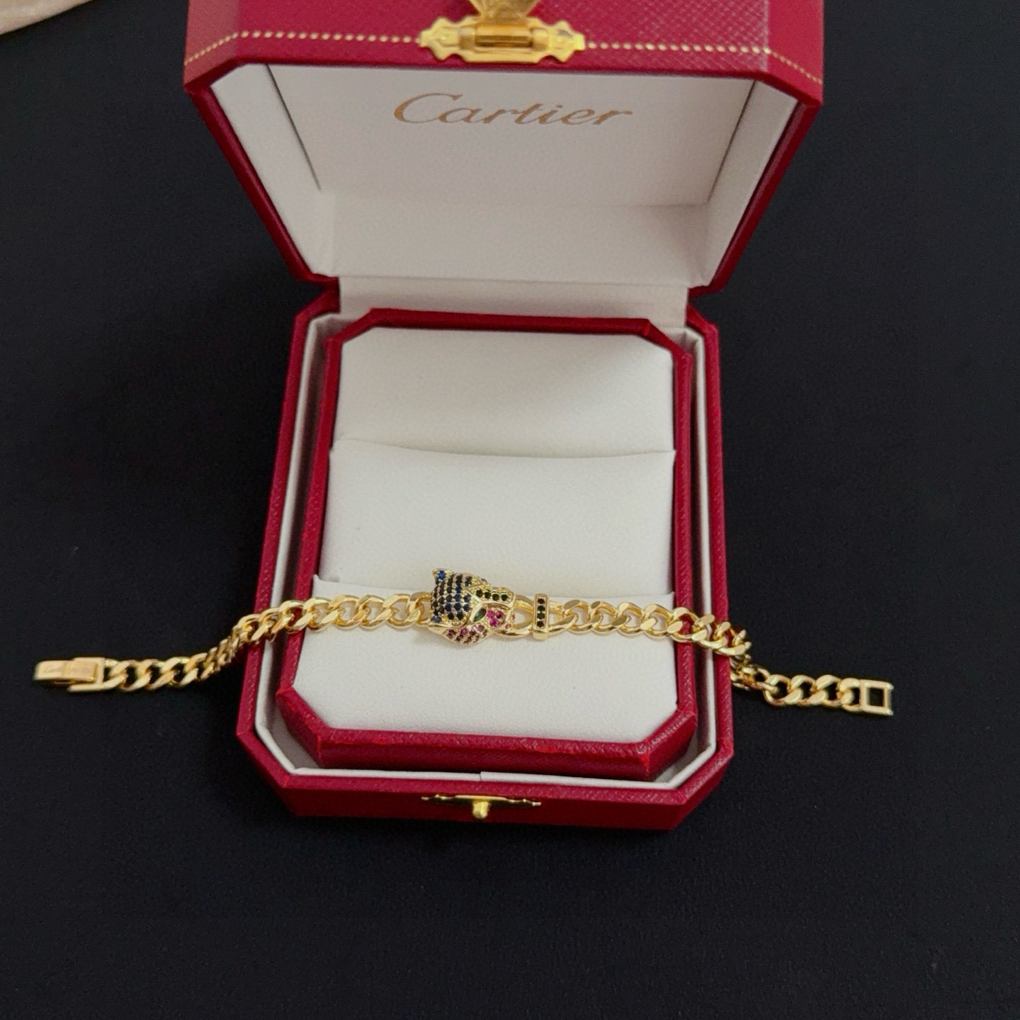 卡地亚镶钻猎豹手链 高端定制版本 镶嵌钻工艺 V金材质 经典而时尚风格 用凌厉线条重构爱情美学！打破常规