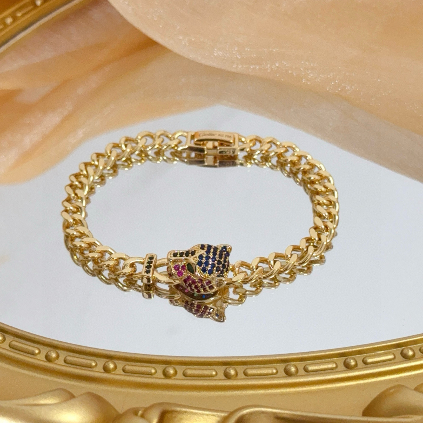 卡地亚镶钻猎豹手链 高端定制版本 镶嵌钻工艺 V金材质 经典而时尚风格 用凌厉线条重构爱情美学！打破常规