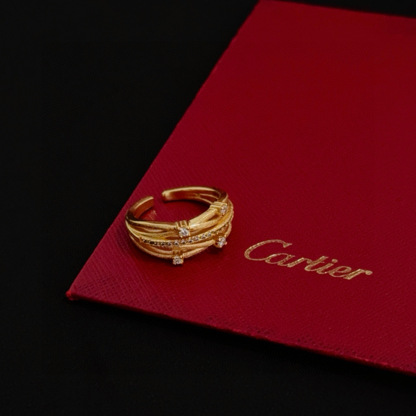 卡地亚镶钻戒指 高端定制版本 镶嵌钻工艺 V金材质 经典而时尚风格 用凌厉线条重构爱情美学！打破常规，镶