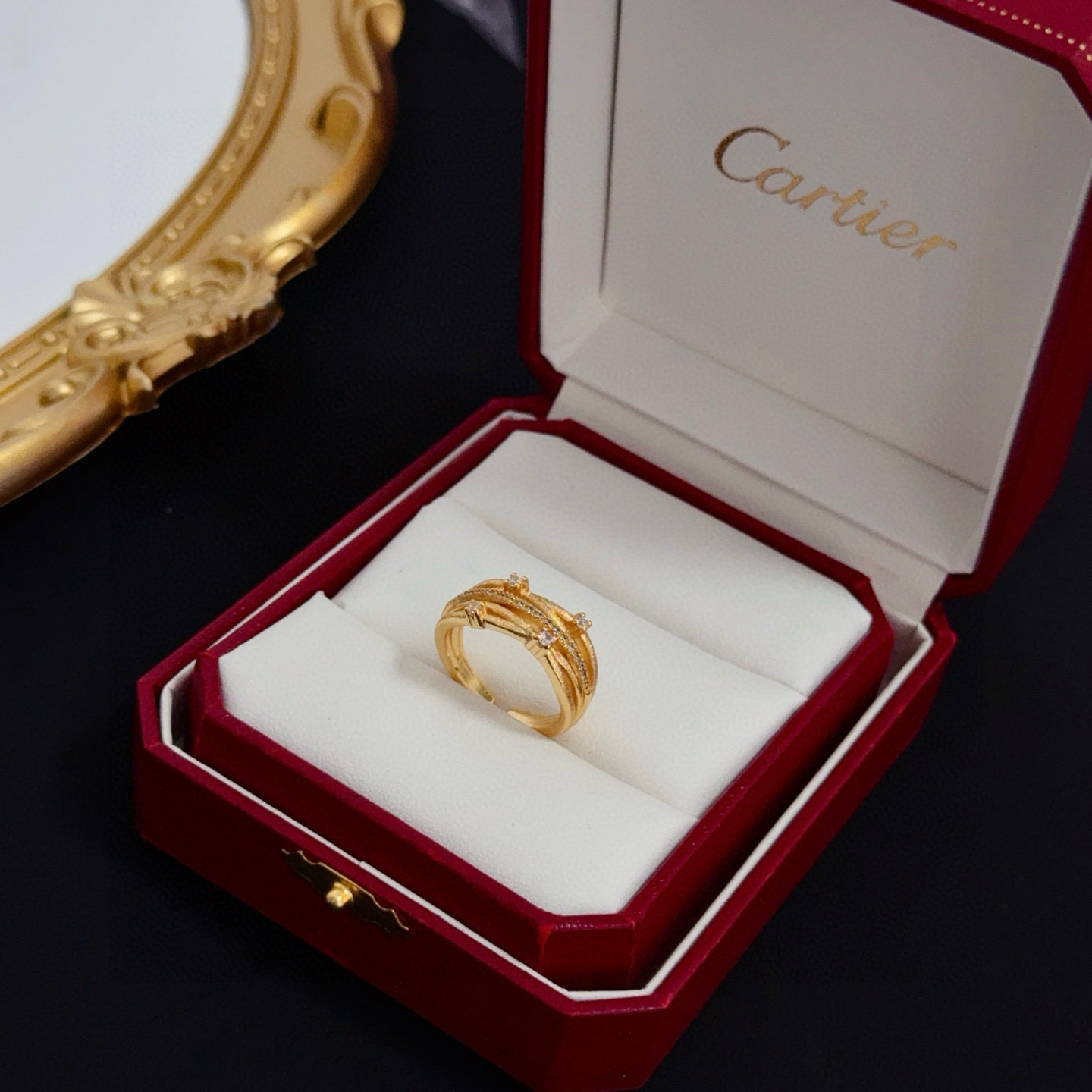 卡地亚镶钻戒指 高端定制版本 镶嵌钻工艺 V金材质 经典而时尚风格 用凌厉线条重构爱情美学！打破常规，镶