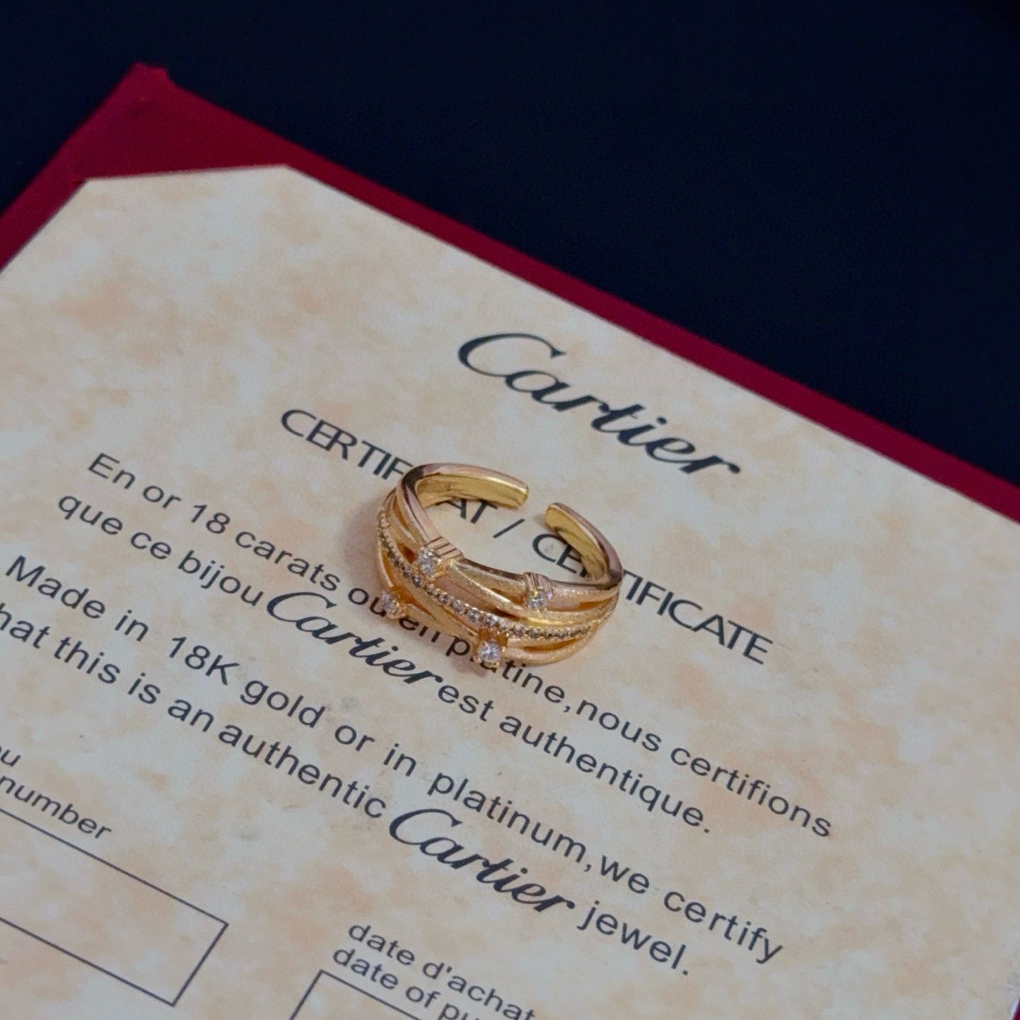 卡地亚镶钻戒指 高端定制版本 镶嵌钻工艺 V金材质 经典而时尚风格 用凌厉线条重构爱情美学！打破常规，镶