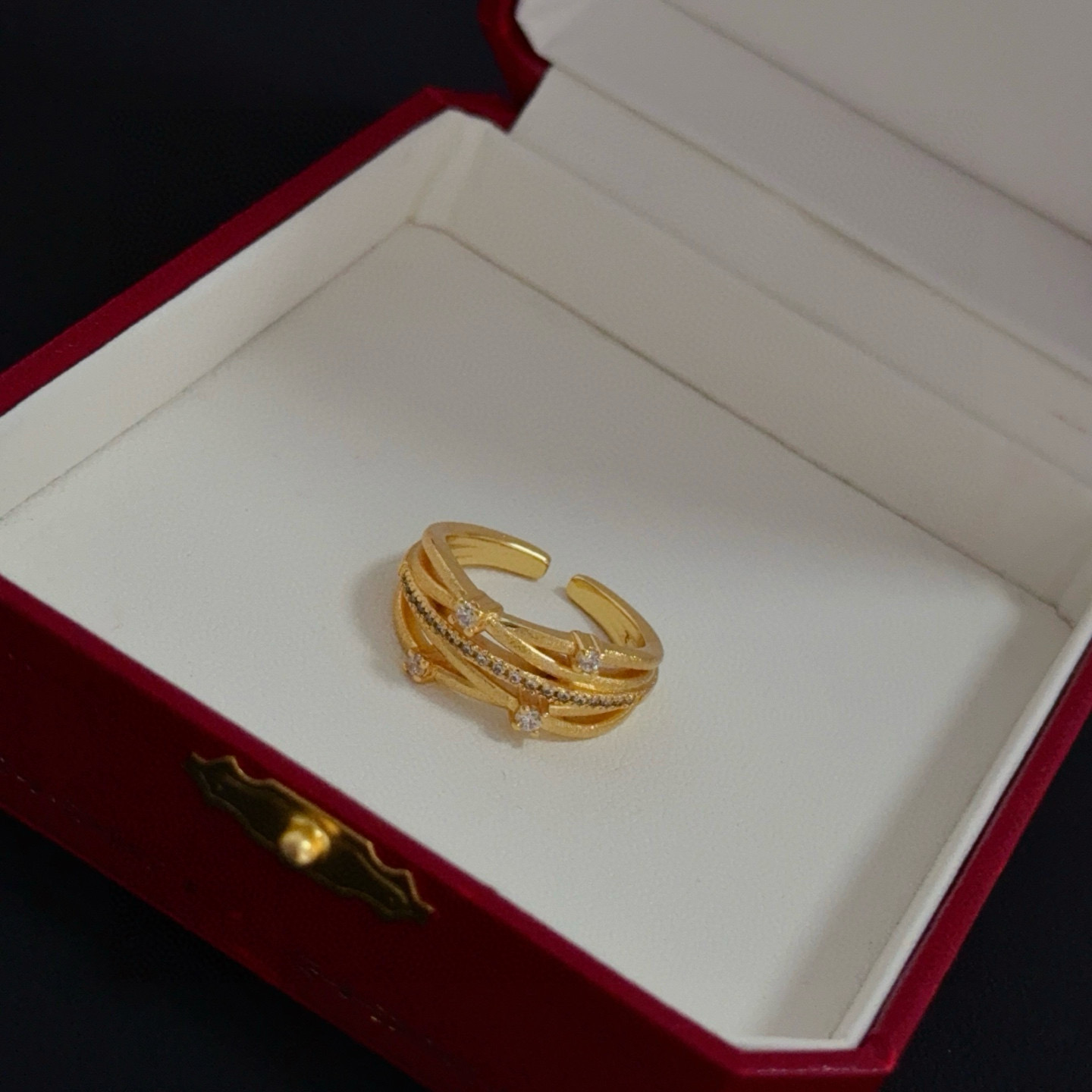 卡地亚镶钻戒指 高端定制版本 镶嵌钻工艺 V金材质 经典而时尚风格 用凌厉线条重构爱情美学！打破常规，镶