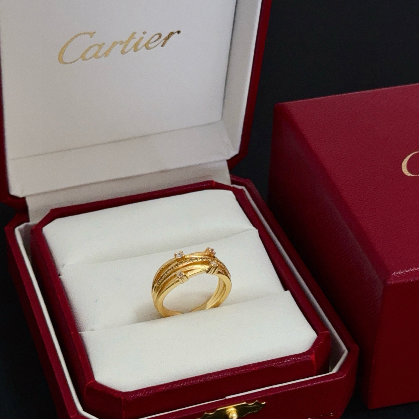 卡地亚镶钻戒指 高端定制版本 镶嵌钻工艺 V金材质 经典而时尚风格 用凌厉线条重构爱情美学！打破常规，镶