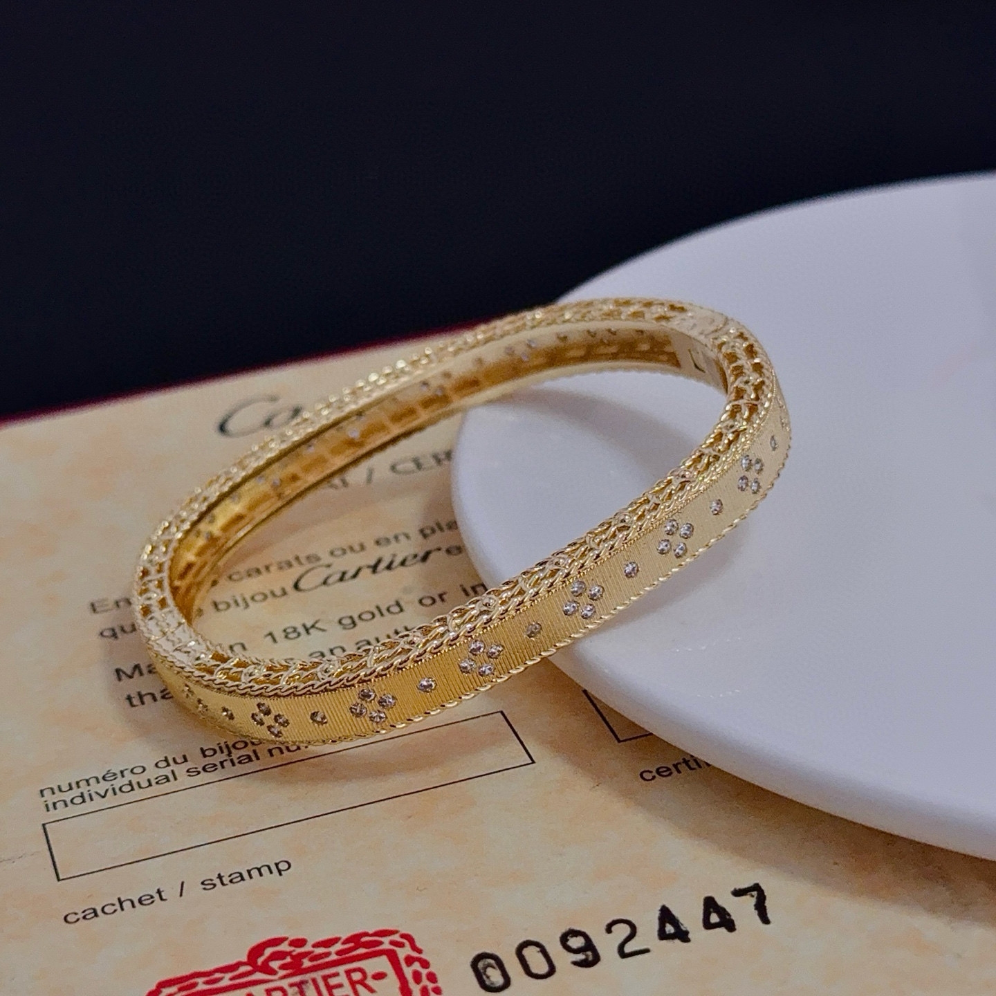 卡地亚手镯 高端定制版本 镶嵌钻工艺 V金材质 经典而时尚风格 用凌厉线条重构爱情美学！打破常规，镶嵌钻