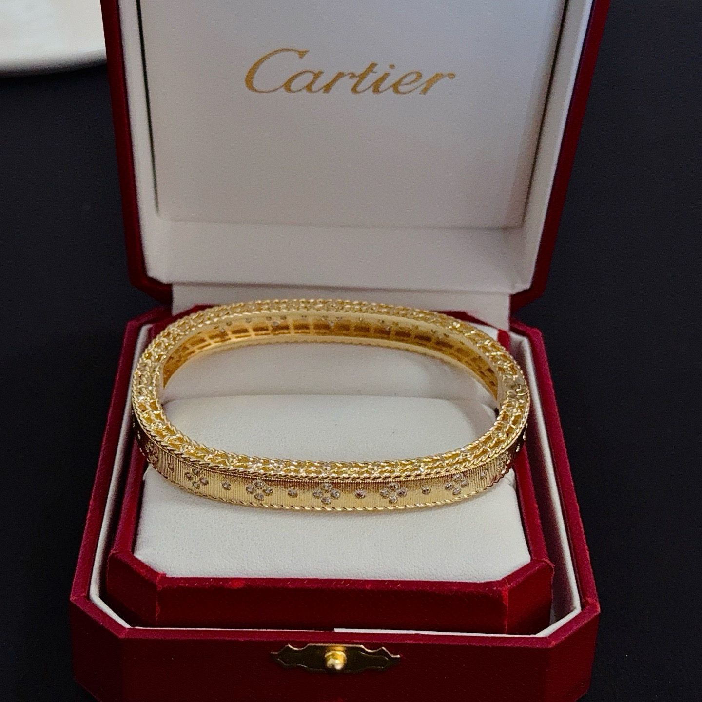 卡地亚手镯 高端定制版本 镶嵌钻工艺 V金材质 经典而时尚风格 用凌厉线条重构爱情美学！打破常规，镶嵌钻