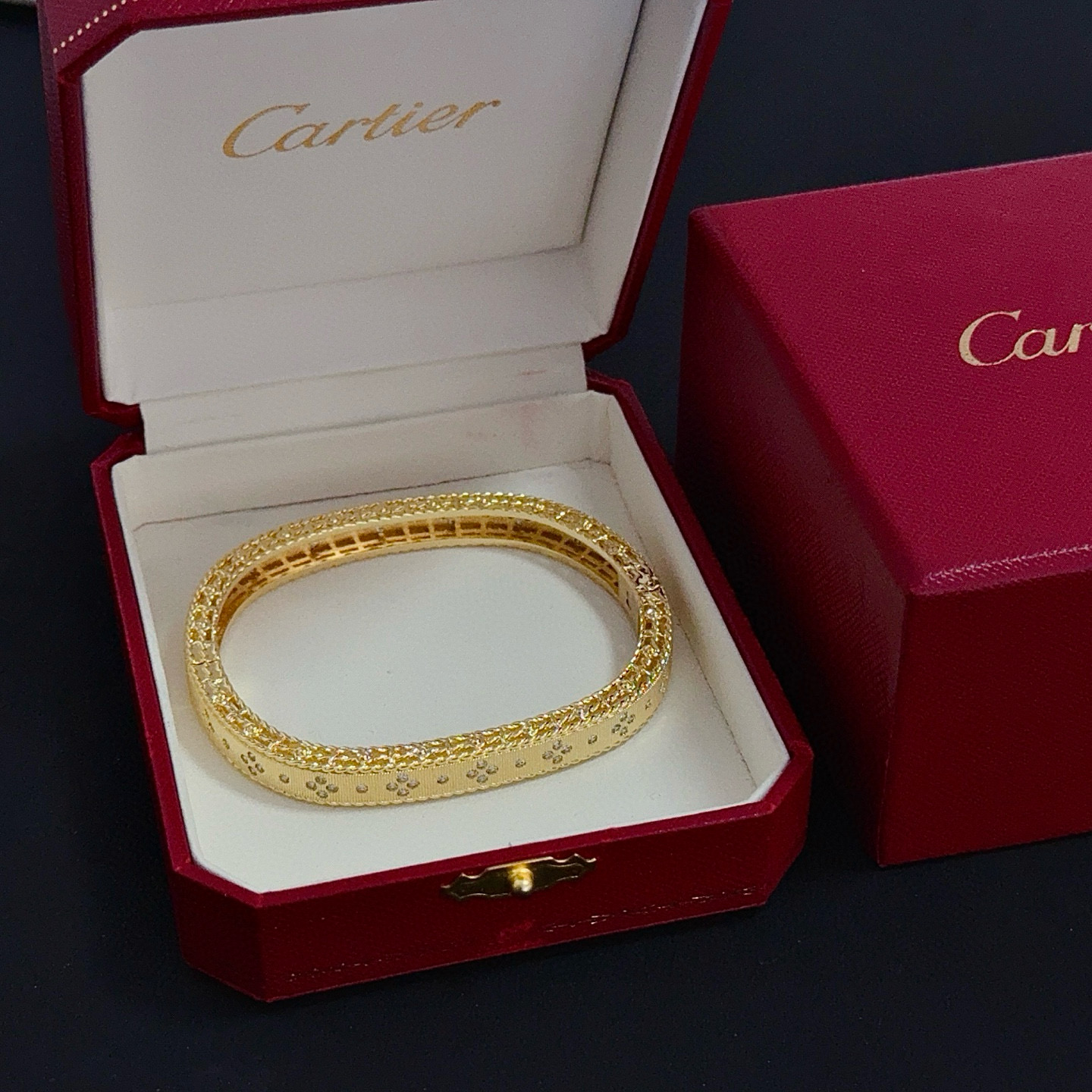 卡地亚手镯 高端定制版本 镶嵌钻工艺 V金材质 经典而时尚风格 用凌厉线条重构爱情美学！打破常规，镶嵌钻