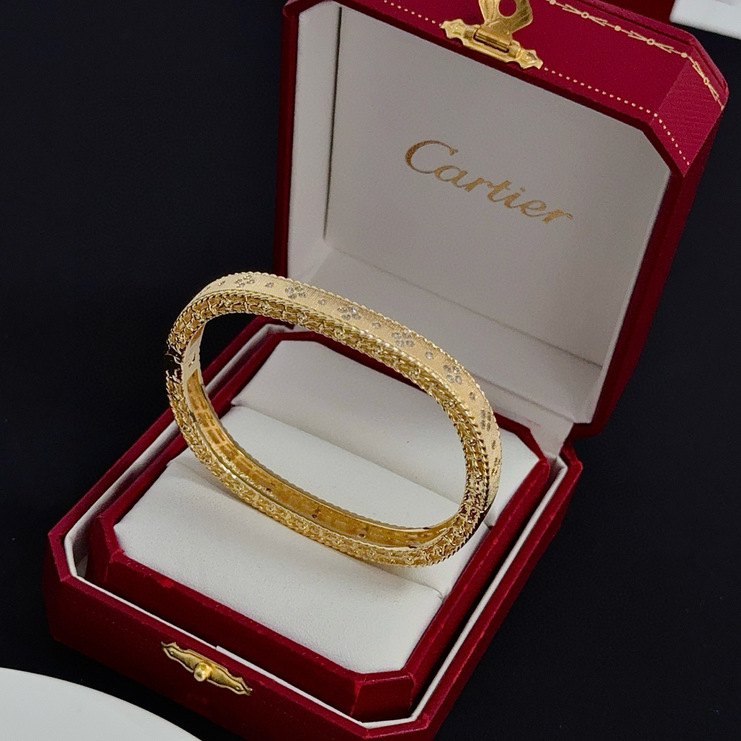 卡地亚手镯 高端定制版本 镶嵌钻工艺 V金材质 经典而时尚风格 用凌厉线条重构爱情美学！打破常规，镶嵌钻