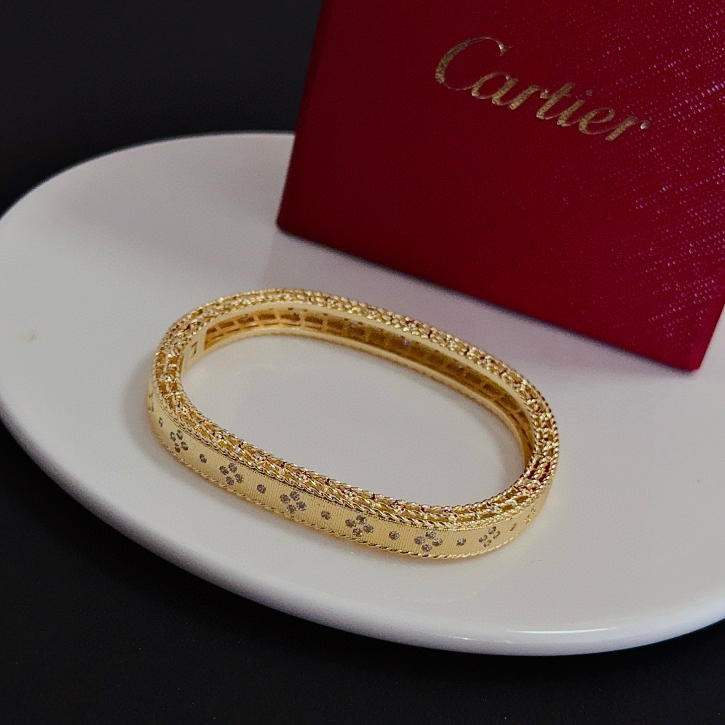 卡地亚手镯 高端定制版本 镶嵌钻工艺 V金材质 经典而时尚风格 用凌厉线条重构爱情美学！打破常规，镶嵌钻